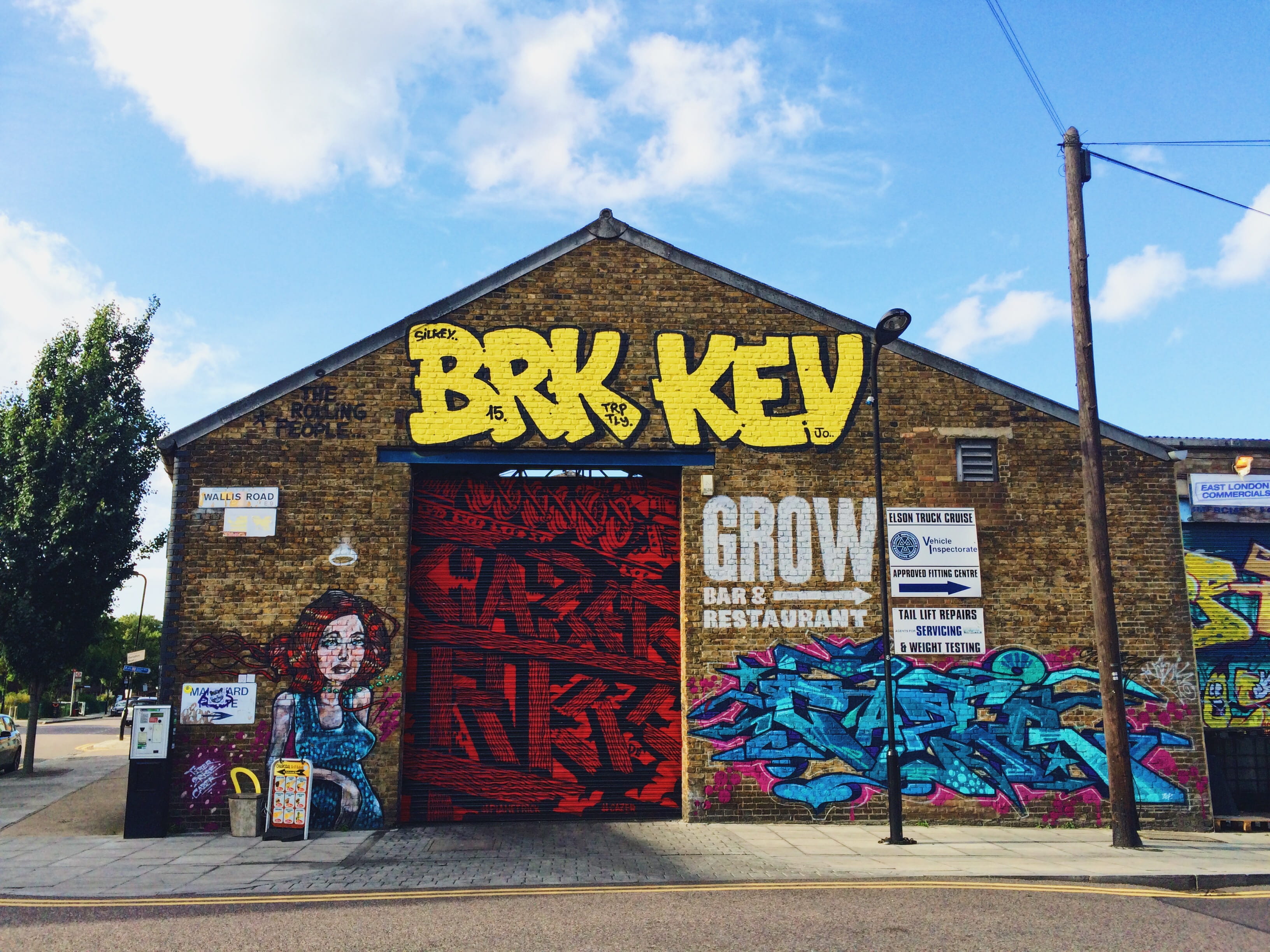 east london, built structure, graffiti, architecture, multi colored, representation, united kingdom, london, street art, outdoors, yellow, art and craft, HD Wallpaper