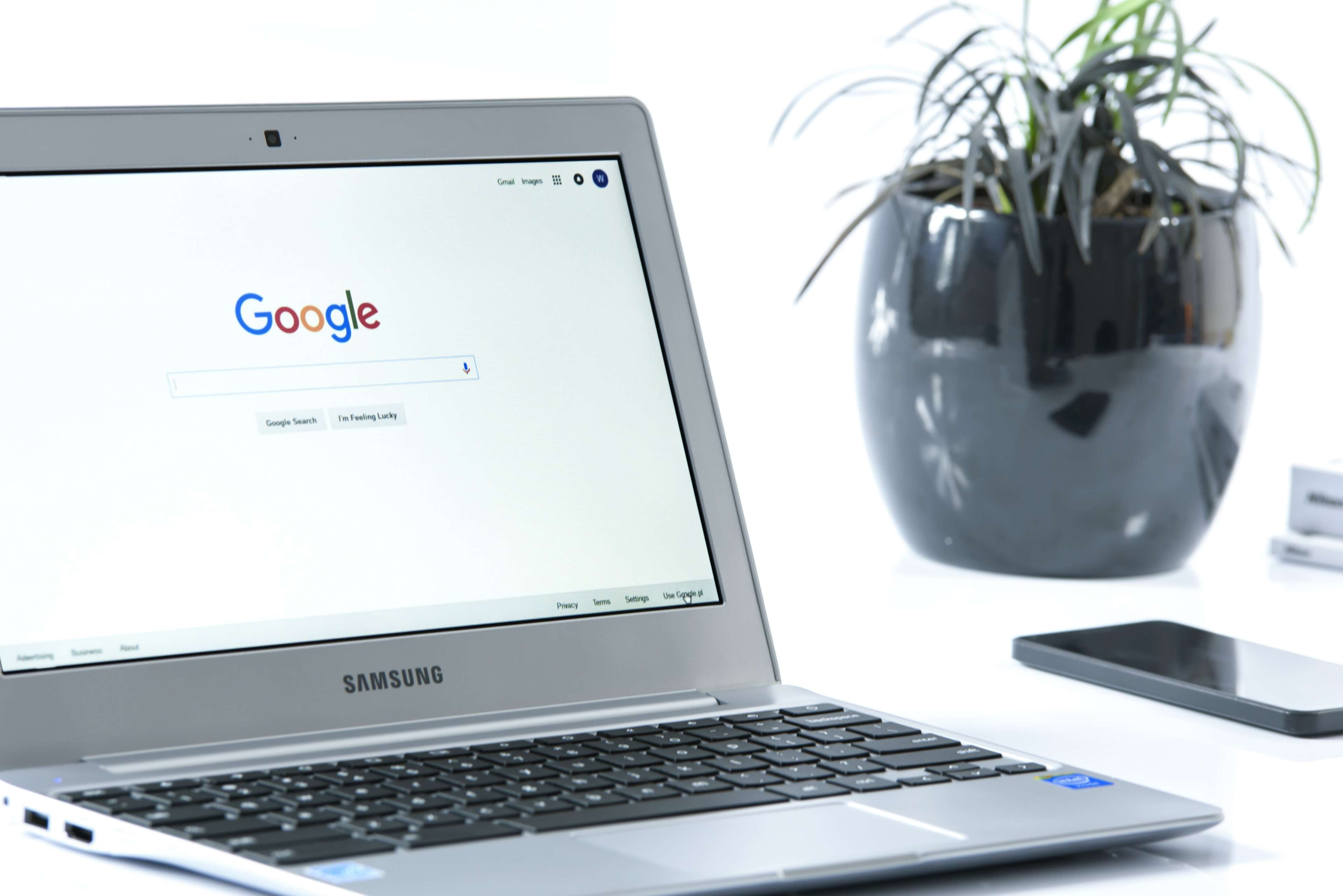 internet, surfing the net, laptop, business, table, computer, computer network, technology, samsung, no people, indoors, desk, display, keyboard, smartphone, HD Wallpaper