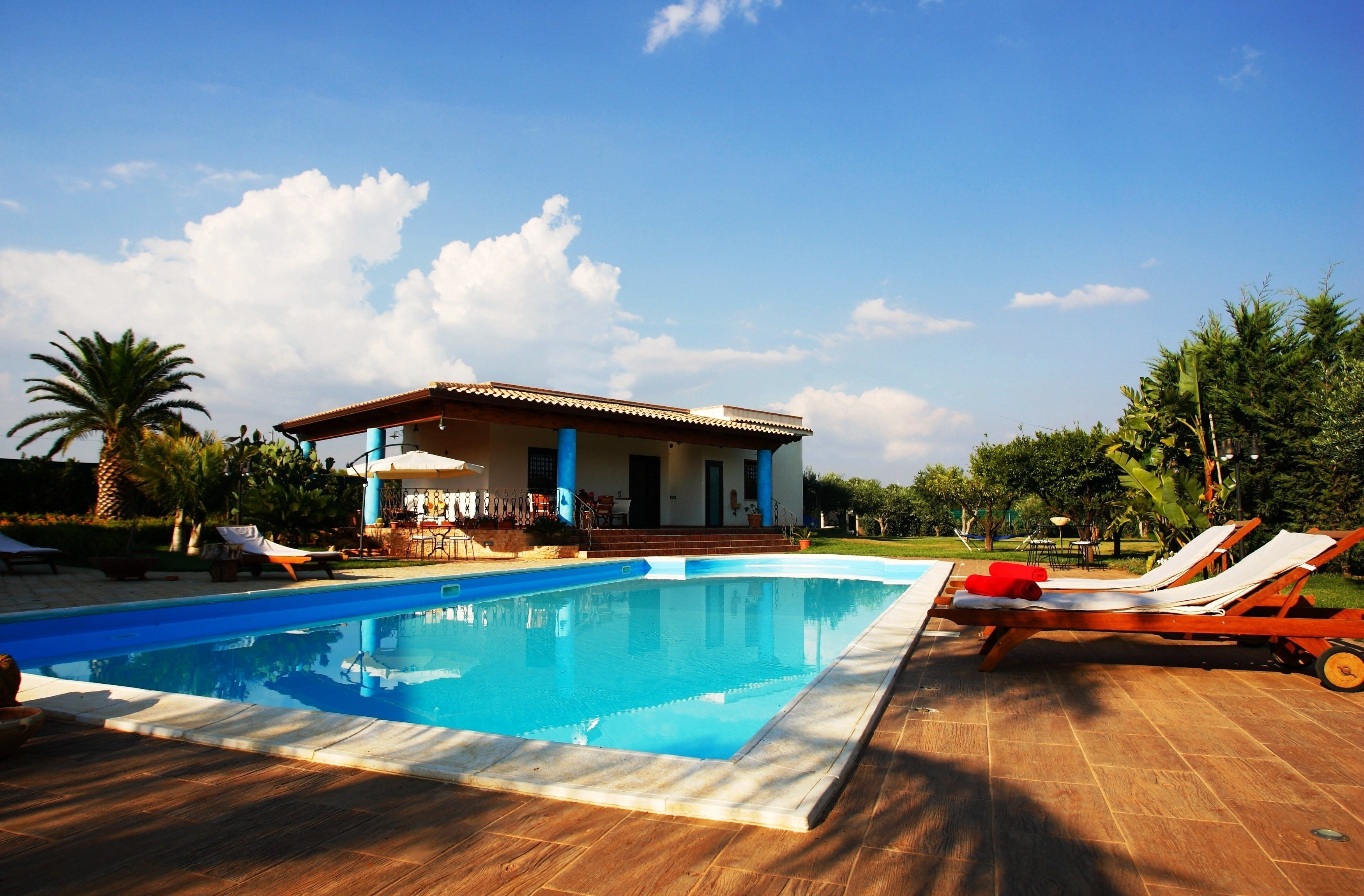 tourist Resort, cloud - sky, travel, holiday Villa, chairs, summer, outdoors, villa, interior, travel Destinations, comfortable, idyllic, house, sky, building exterior, HD Wallpaper