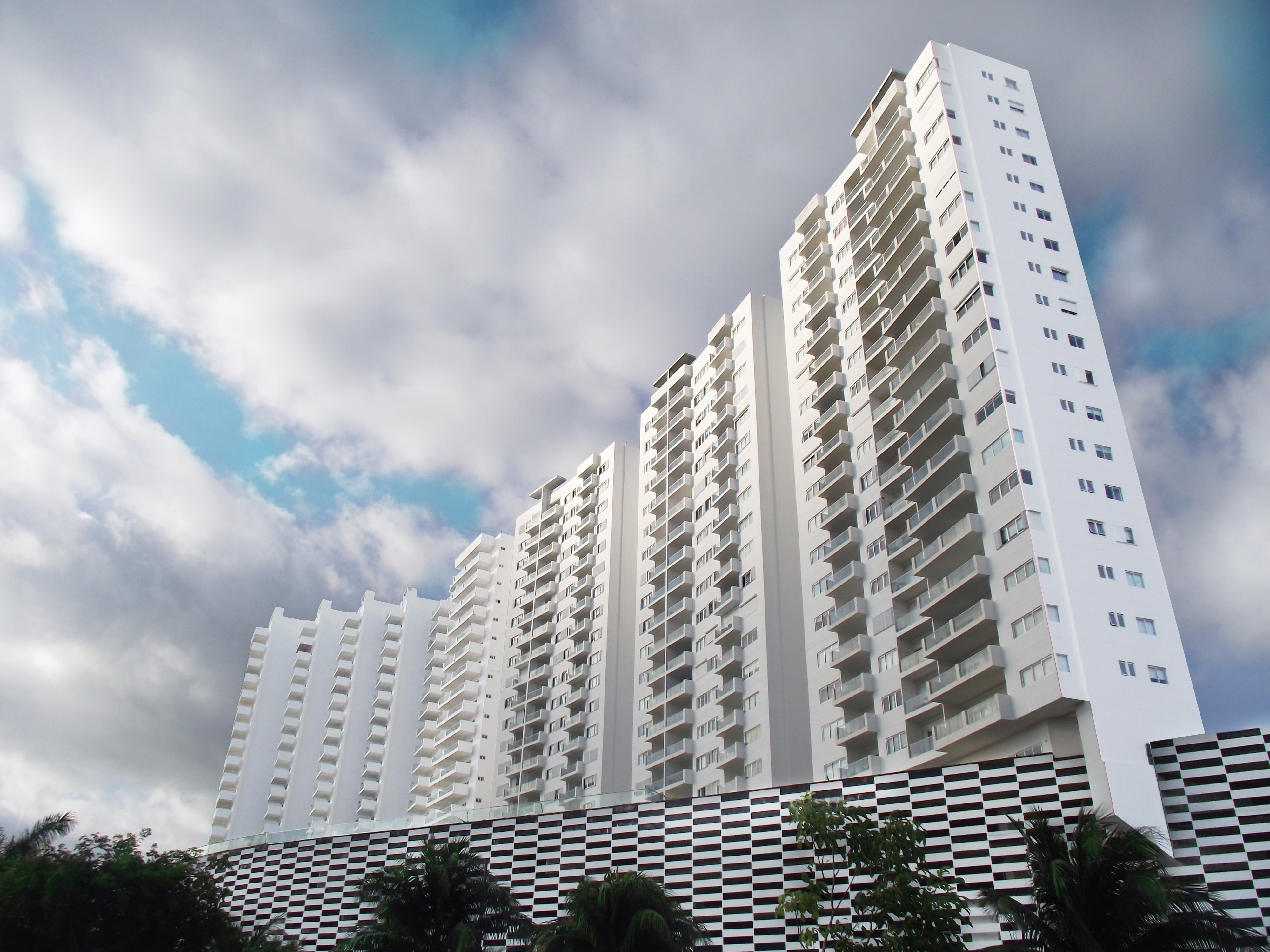 residential district, modern, agenda, built structure, cloud - sky, office building exterior, sky, day, low angle view, building exterior, 4K, city, cancun, HD Wallpaper