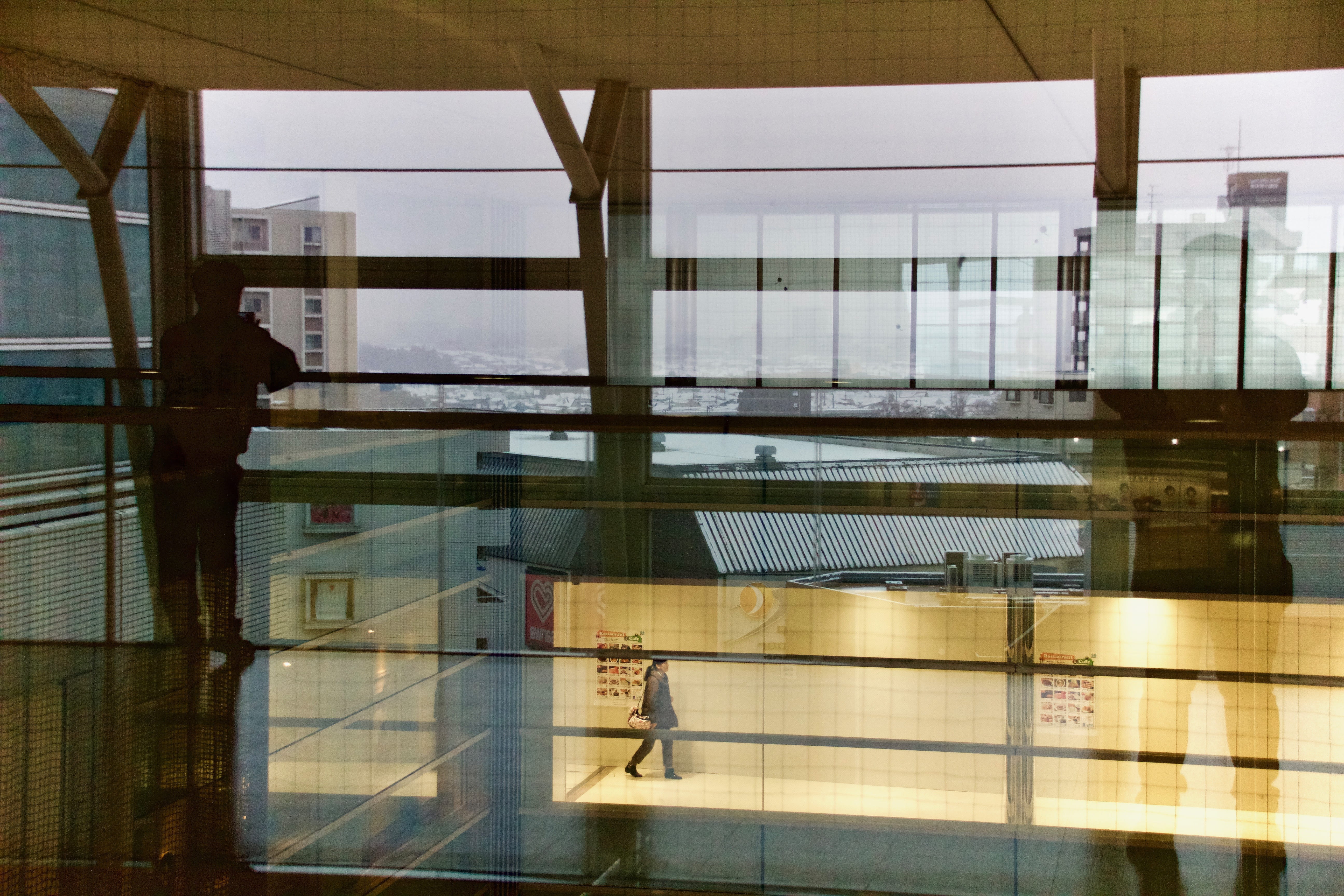 men, glass - material, people, real people, travel, city, transparent, built structure, reflection, modern, group of people, sagamiono, window, lifestyles, HD Wallpaper