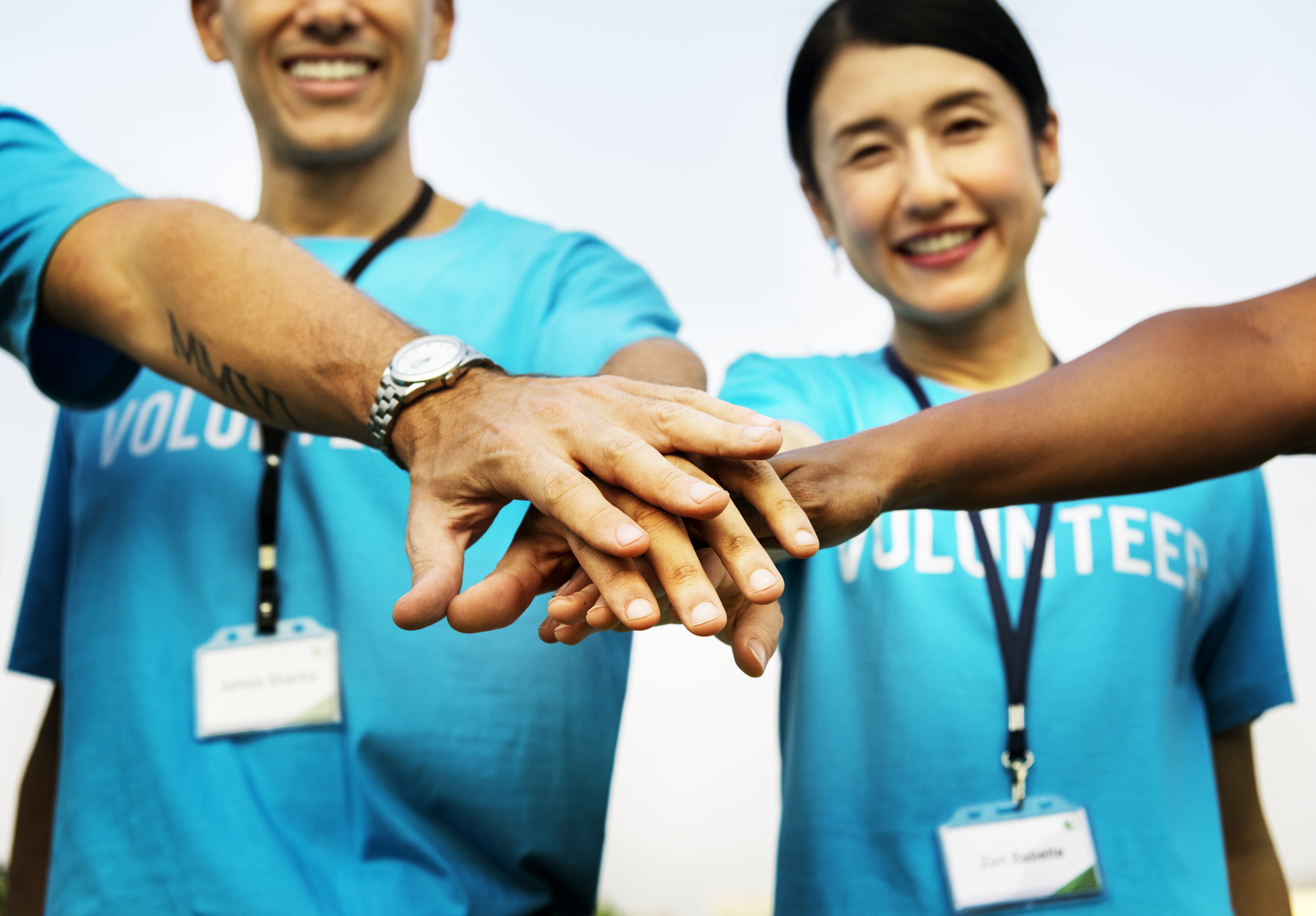 young adult, volunteer, positive emotion, adult, happy, teamwork, multicultural, group of people, males, friends, close-up, lifestyles, outdoors, handshake, HD Wallpaper