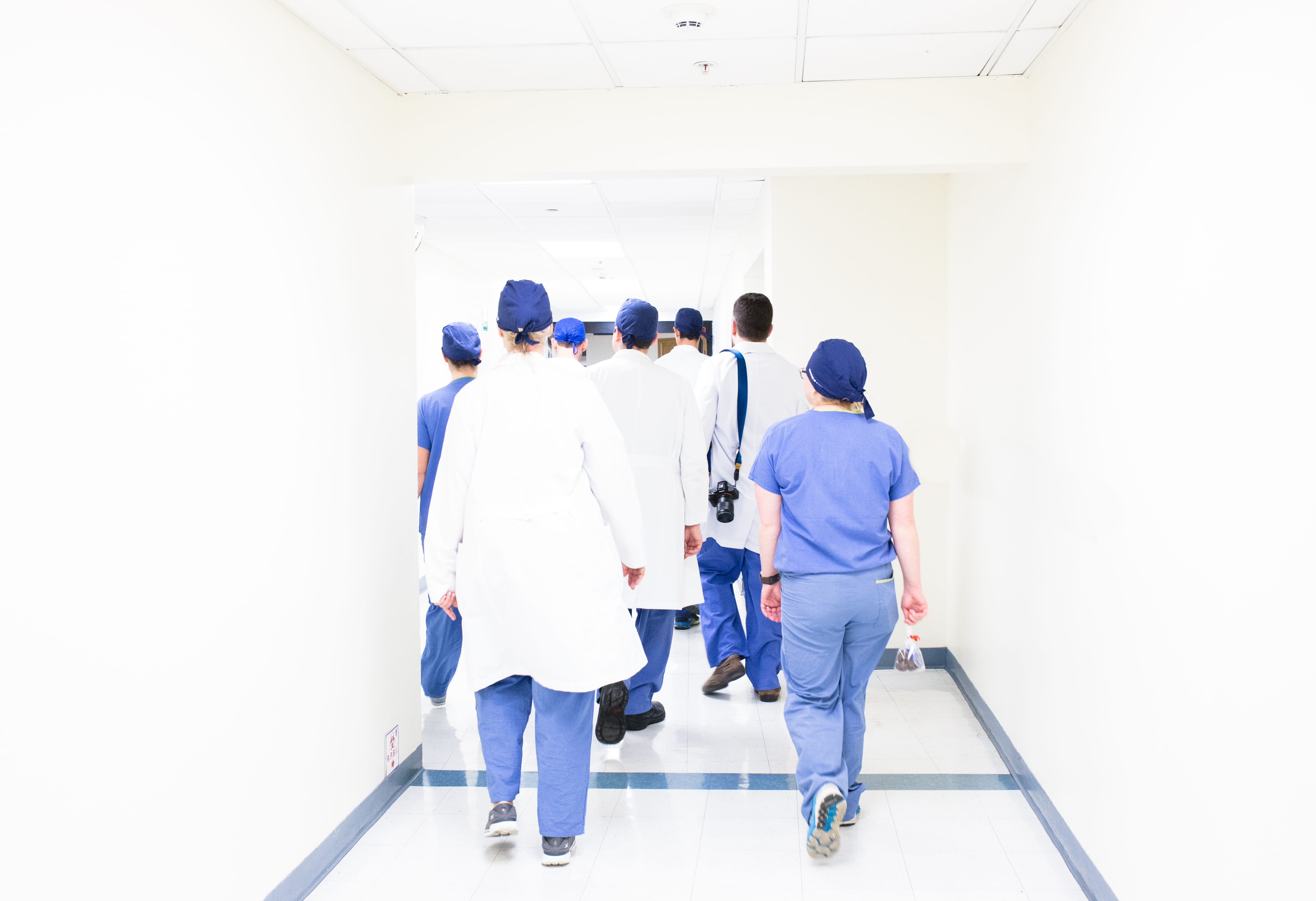 hospital, scrubs, cooperation, doctor, coworker, white, architecture, group of people, men, teamwork, urgency, volunteer, medical, indoors, 5K, surgeon, HD Wallpaper