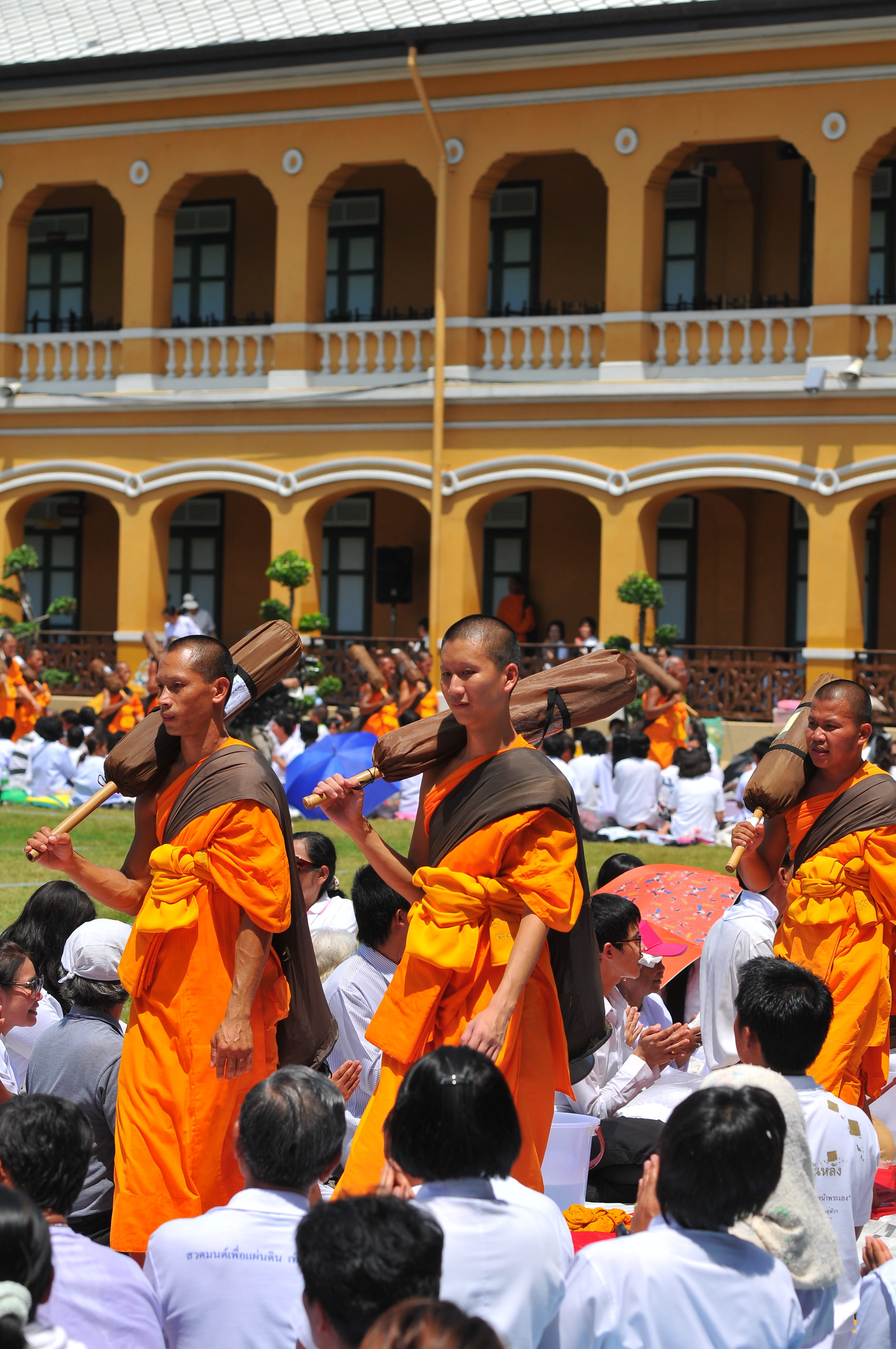 Monks, dhammakaya pagoda, large group of people, city, street, Buddhists, spectator, traditions, uniform, crowd, men, lifestyles, group of people, buddhism, Phone HD Wallpaper