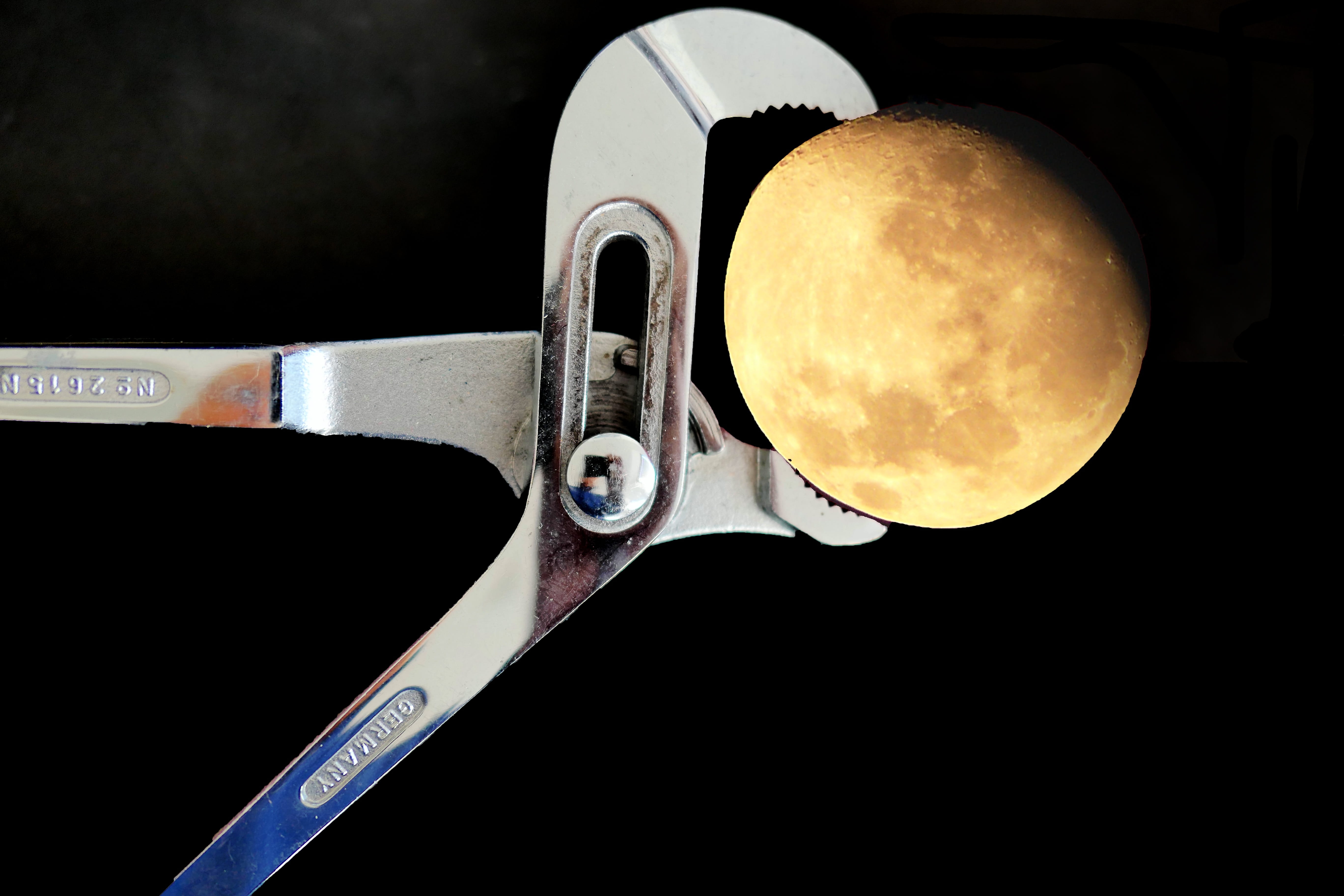 single object, close-up, moon, luna, sky, studio shot, darkness, indoors, dreiviertelmond, 5K, number, black background, spanner, domestic room, metal, HD Wallpaper