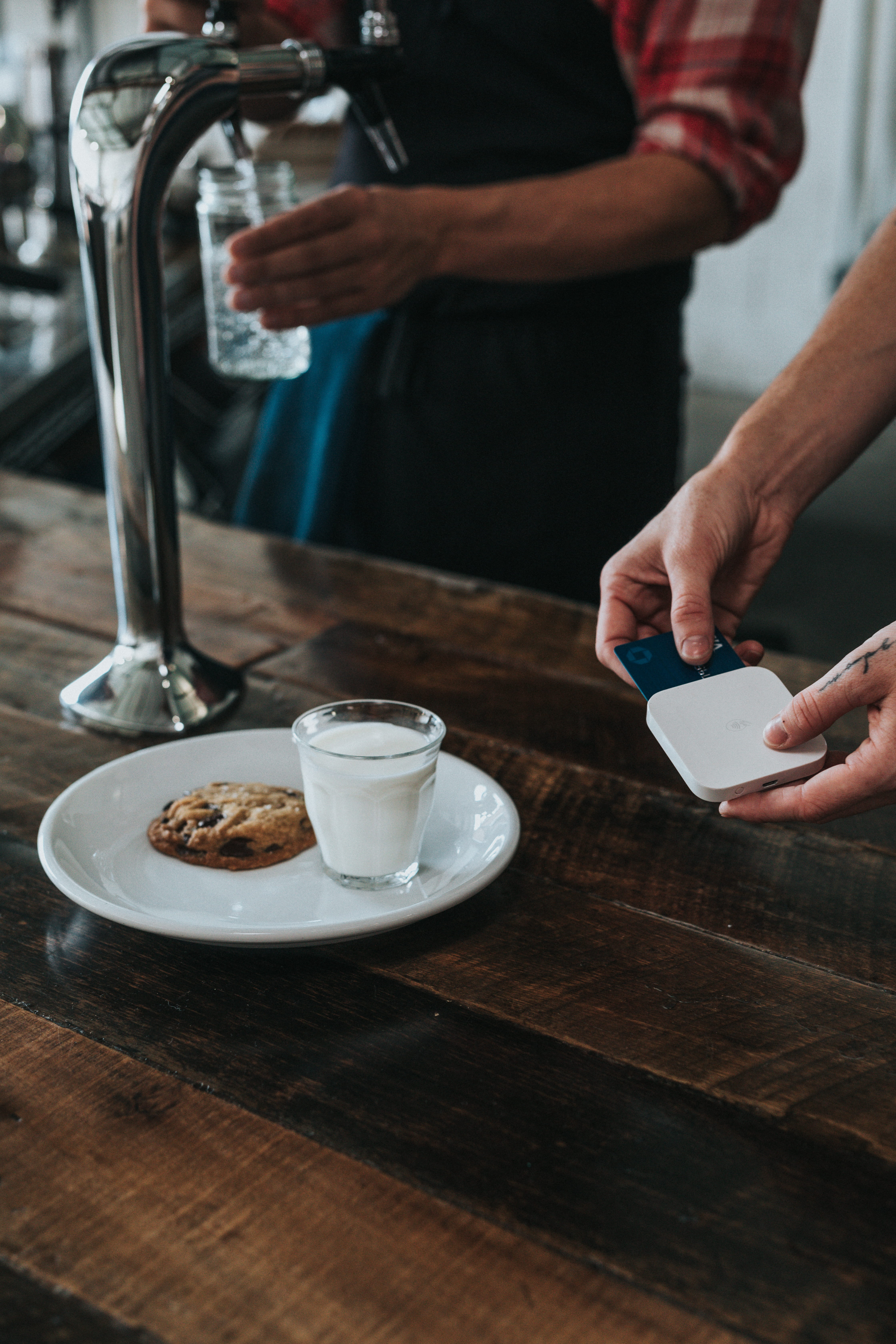 holding, human, person, hand, real people, human hand, phone, chip reader, payment, wood, coffee, square, cell phone, one person, commerce, indoors, restaurant, Phone HD Wallpaper