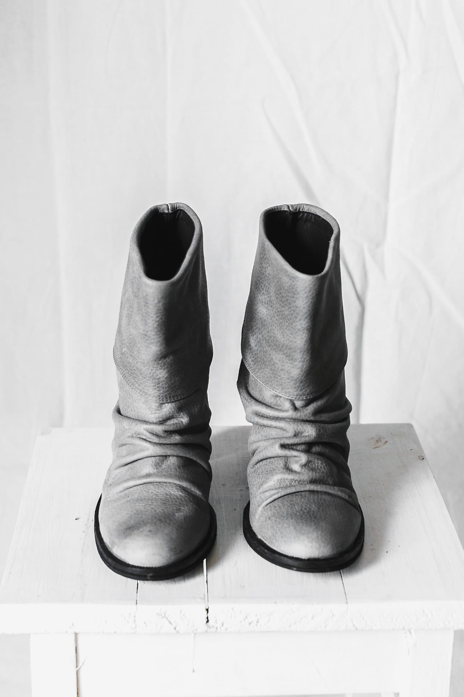 woman, eshop, grey, ecommerce, boots, fashion, compatibility, shoes, tienda bombona, florencia potter, white color, absence, leather, product, wood - material, Phone HD Wallpaper