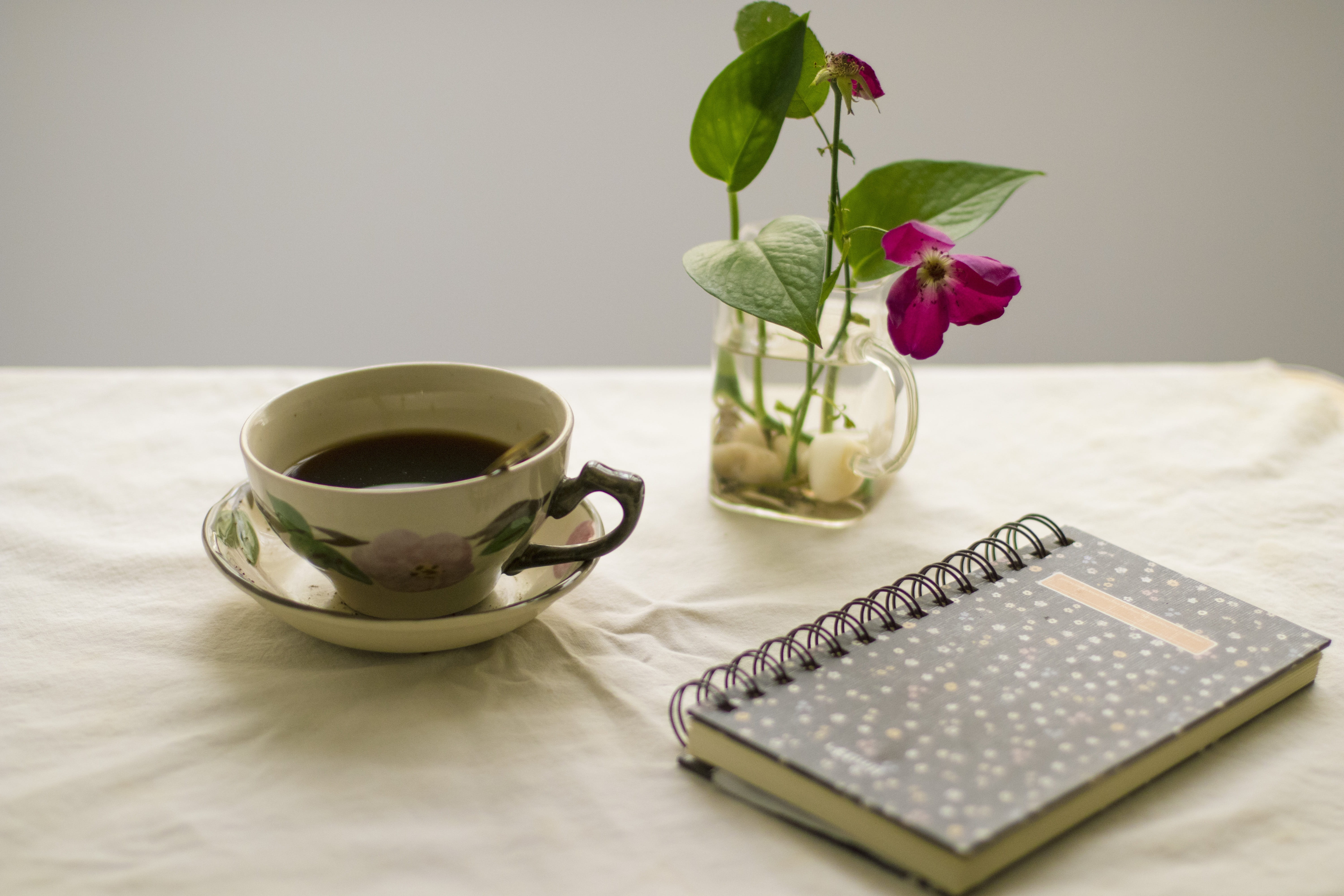 break, indoors, cup, table, no people, board, freshness, vase, decoration, tea cup, refreshment, flowering plant, glass, tea, hot drink, plant, coffee cup, HD Wallpaper