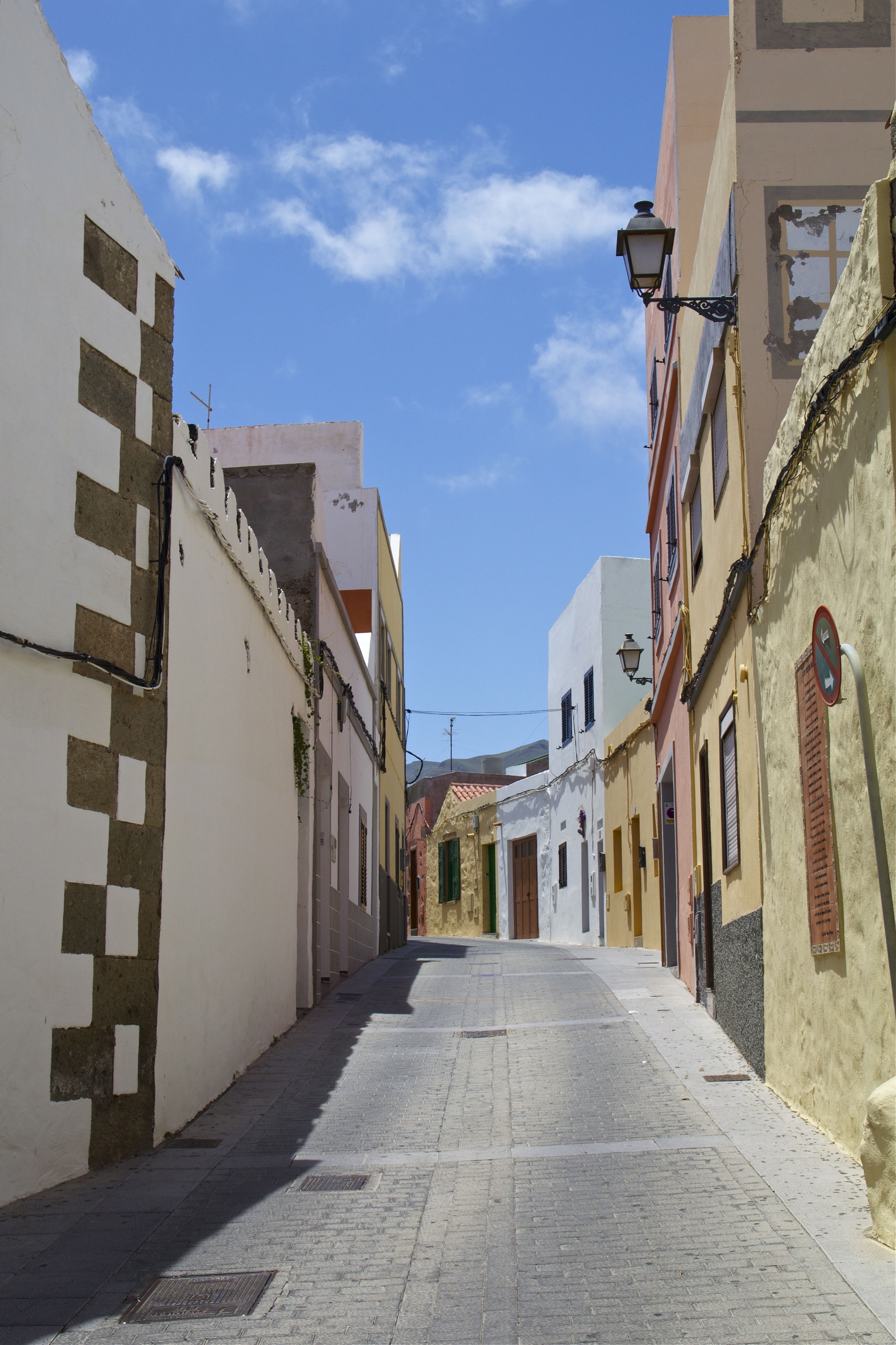 alley, no people, perspective, spain, gran canaria, canary islands, building exterior, day, sunlight, road, building, street, canarian, village street, Phone HD Wallpaper