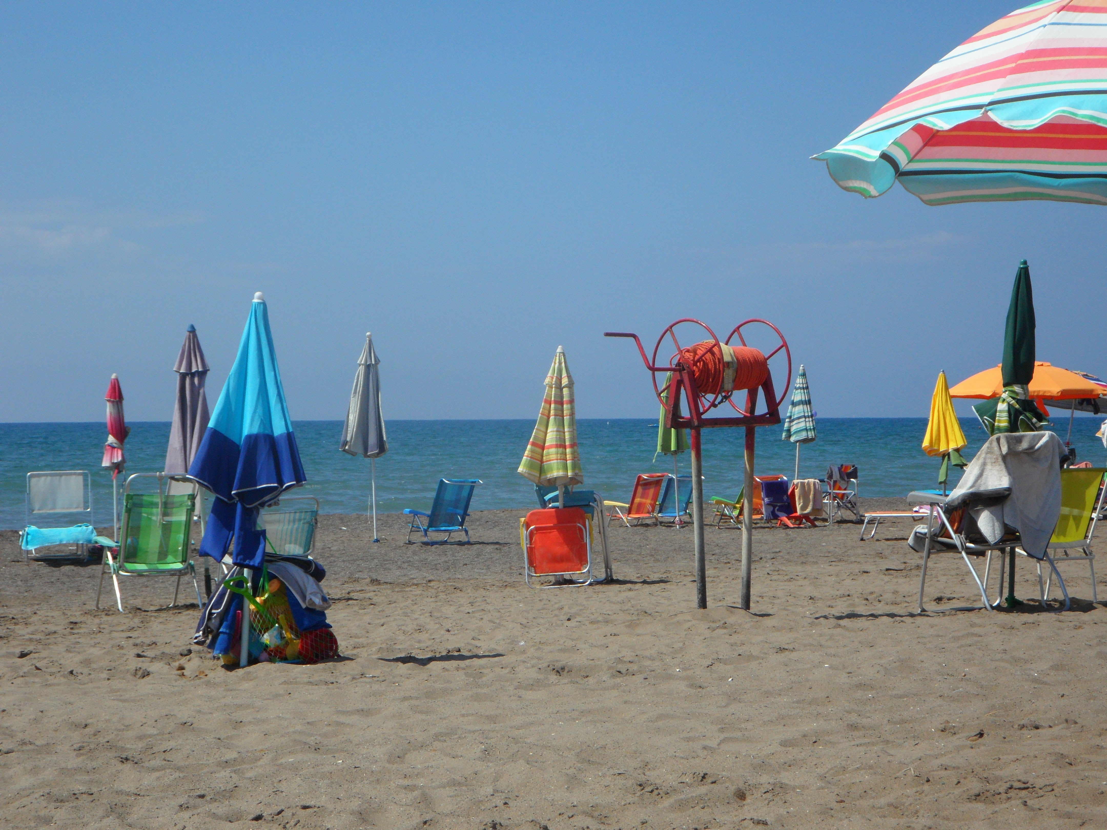 recovery, horizon over water, absence, parasol, no people, parasols, siesta, nature, chair, beauty in nature, beach, 4K, lounge chair, holiday, seat, water, HD Wallpaper