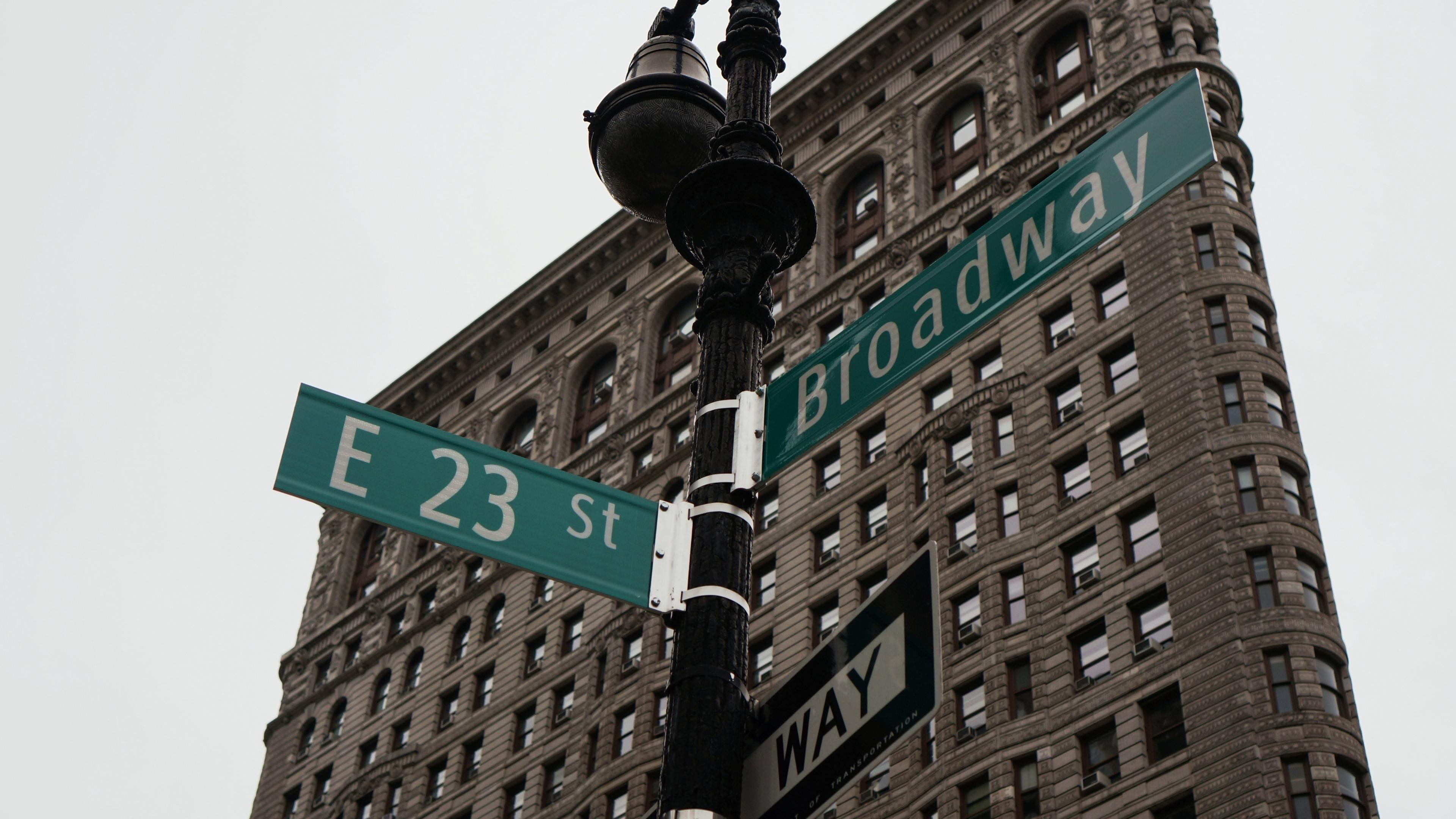 sky, 4K, flatiron building, pole, america, streetlight, new york, united states, architecture, facade, building, lamp, traffic sign, wall, usa, sign, city, HD Wallpaper