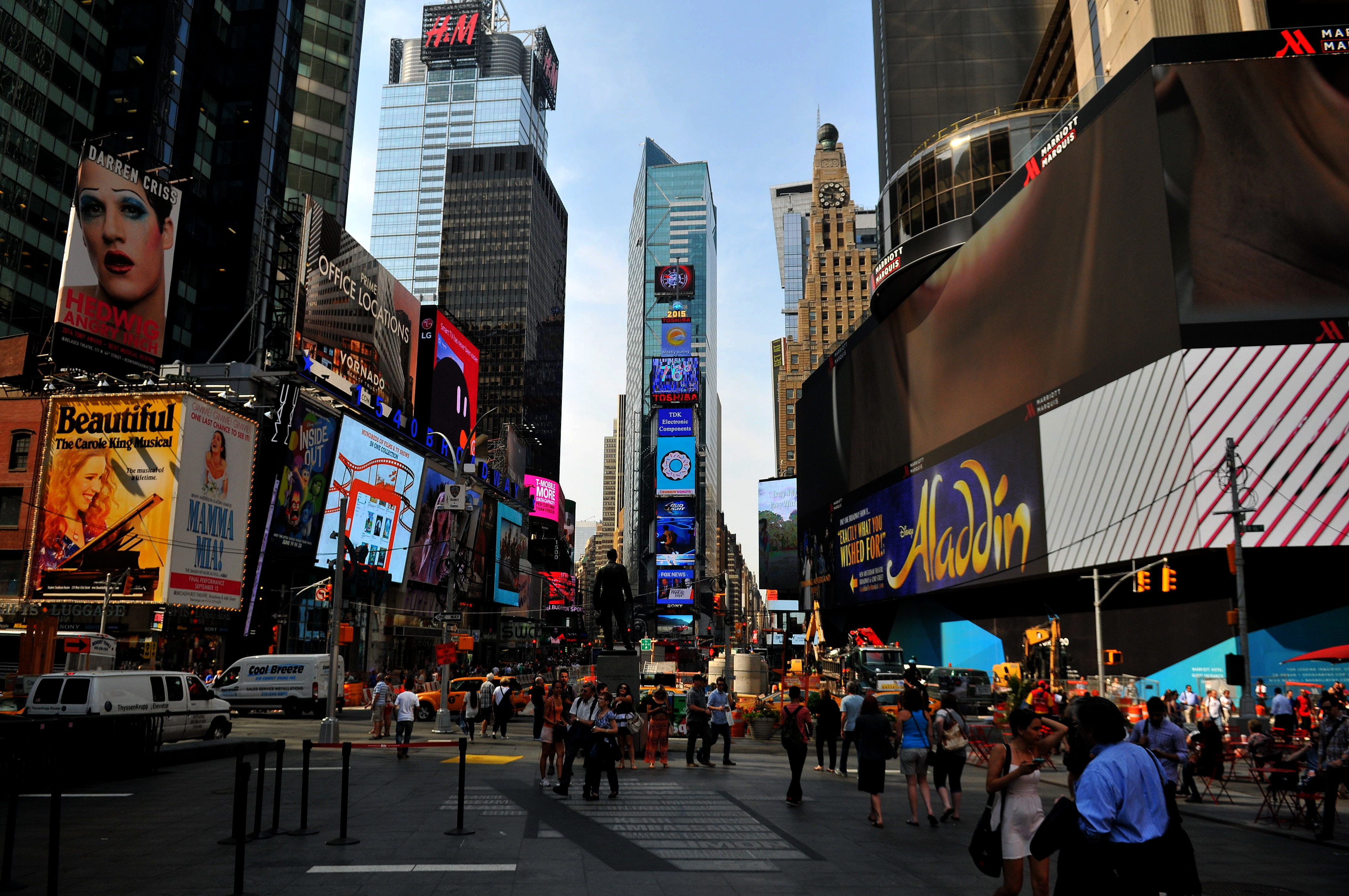 Manhattan, crowd, city Life, modern, manhattan - New York City, city street, real people, building Exterior, united states, metropolitan, square, new York City, HD Wallpaper