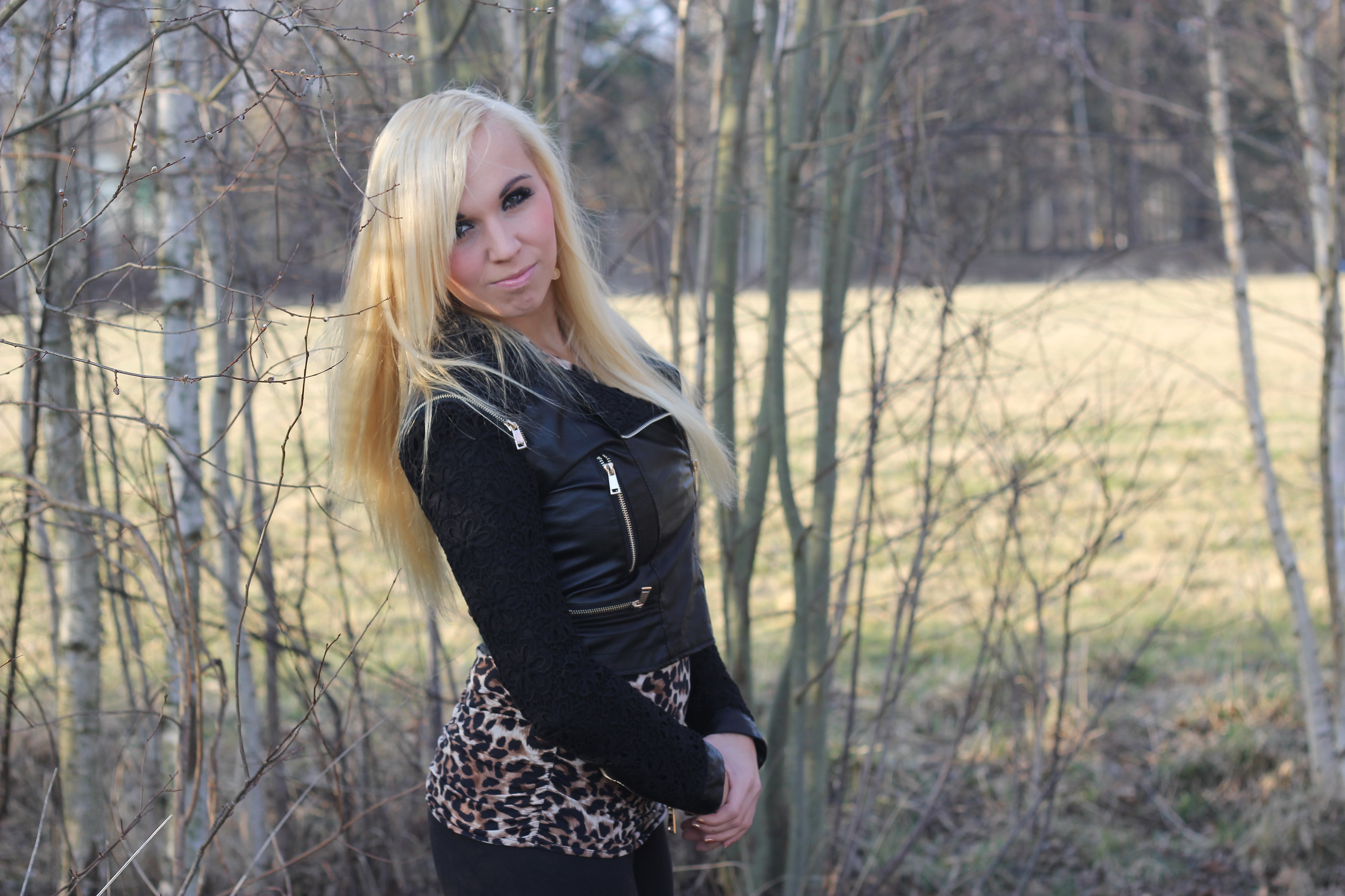 blonde, poza, air, land, colors, young adult, young women, warm day, modeling, top, hair, woodland, adult, outfit, hairstyle, serious, girl, portrait, fashion, HD Wallpaper