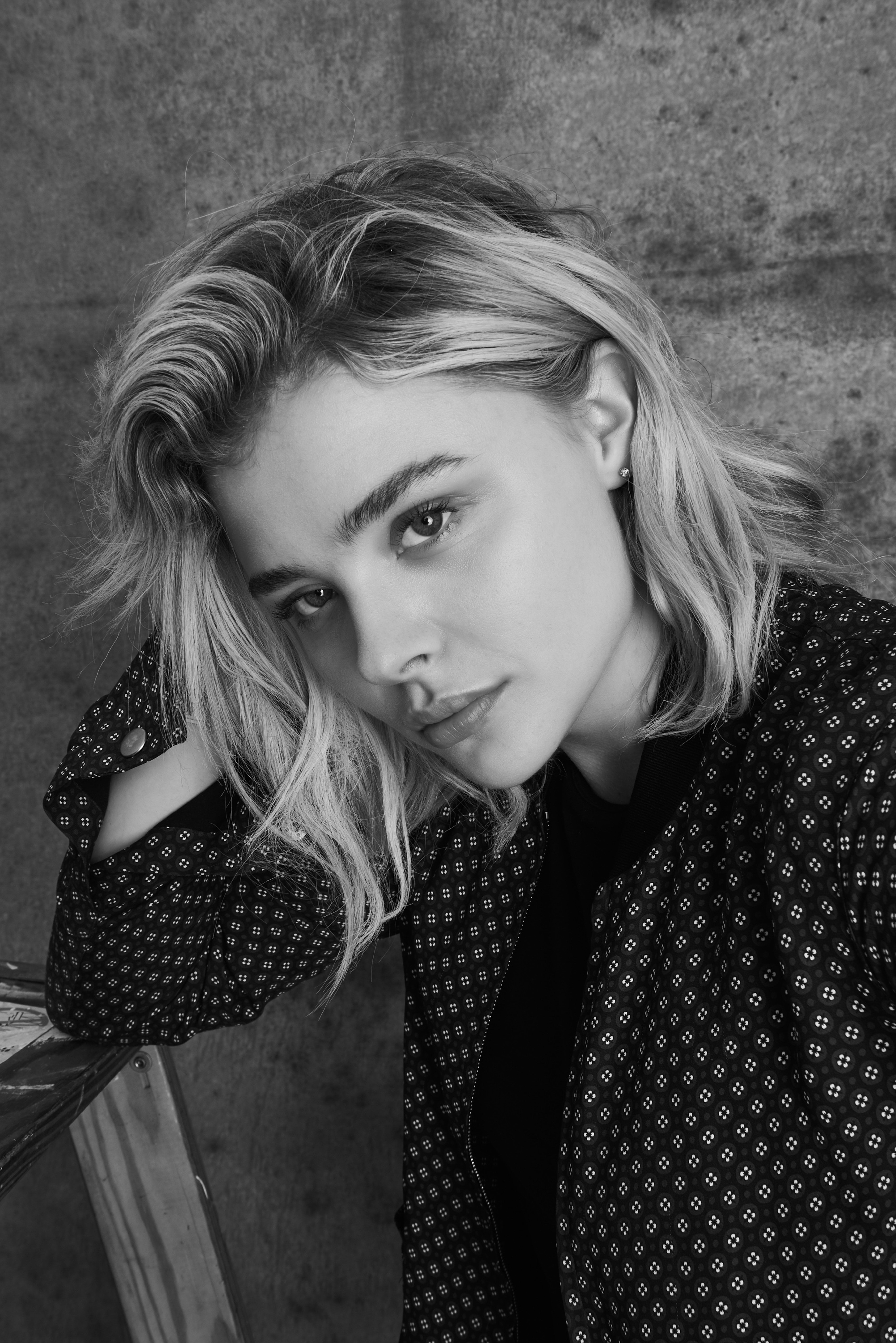 blonde, Chloë Grace Moretz, looking at viewer, blond hair, women, 8K, hands in hair, monochrome, celebrity, Phone HD Wallpaper
