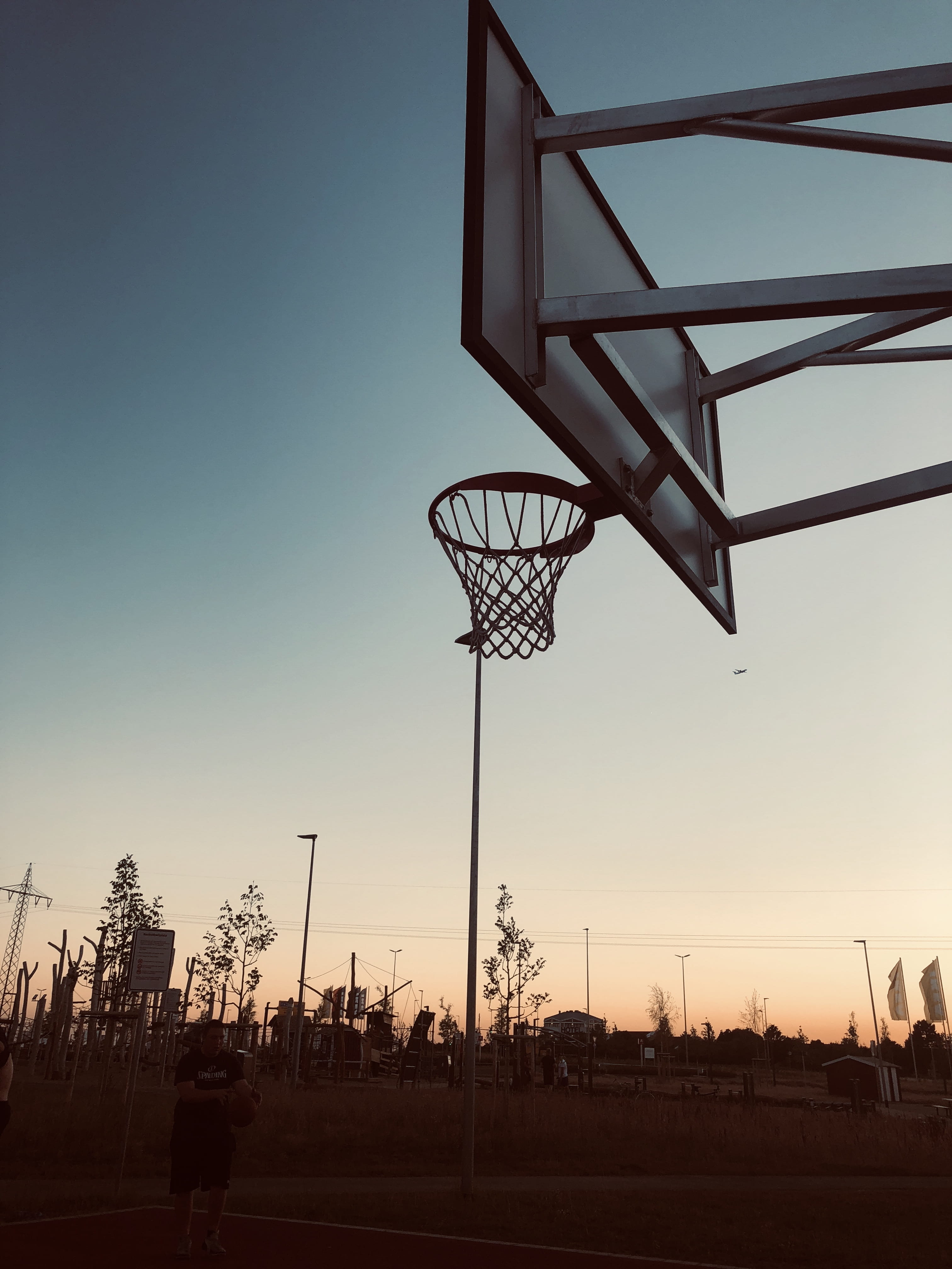 clear sky, basketball hoop, outdoors, court, architecture, sport, leisure activity, ball, basketball, 4K, lifestyles, basketball - ball, sunset, silhouette, Phone HD Wallpaper
