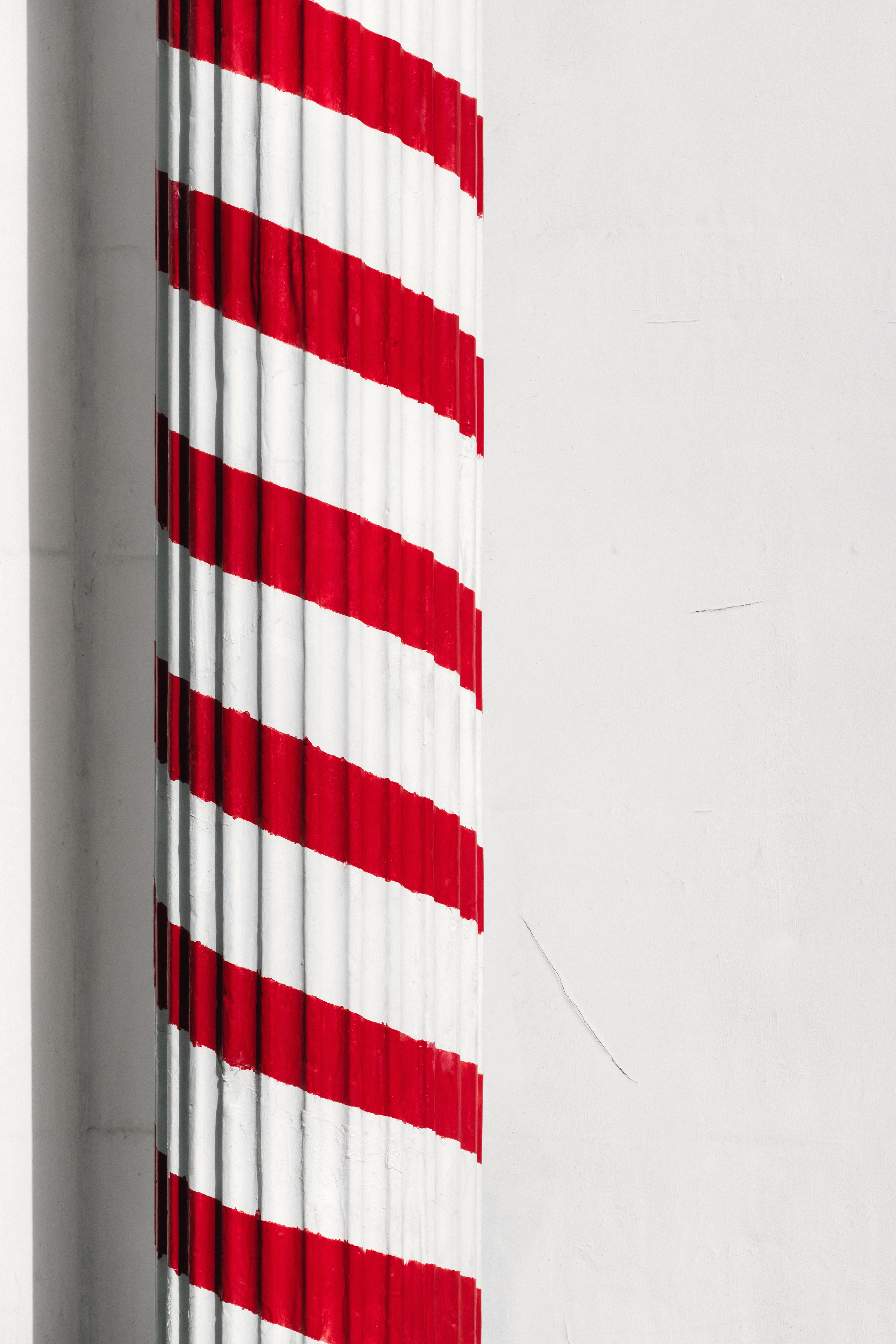 column, built structure, swirl, concrete, flag, no people, national icon, painted, pedestal, copy space, day, minimalistic, independence, sunlight, architecture, Phone HD Wallpaper