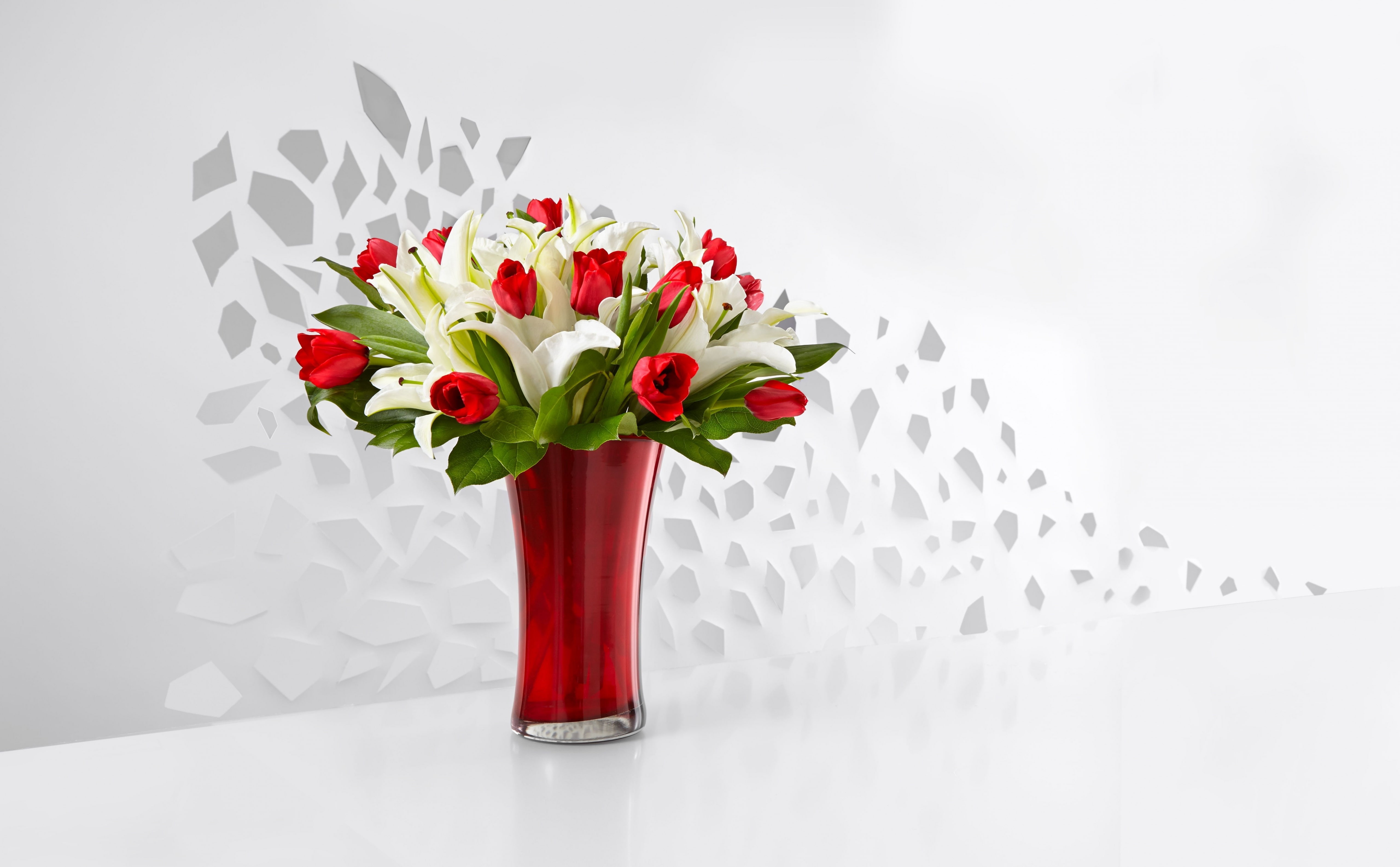wall - building feature, Vase, flower head, no people, beauty in nature, table, floral, Flowers, freshness, Gift, Fancy, White, flower arrangement, Romantic, HD Wallpaper