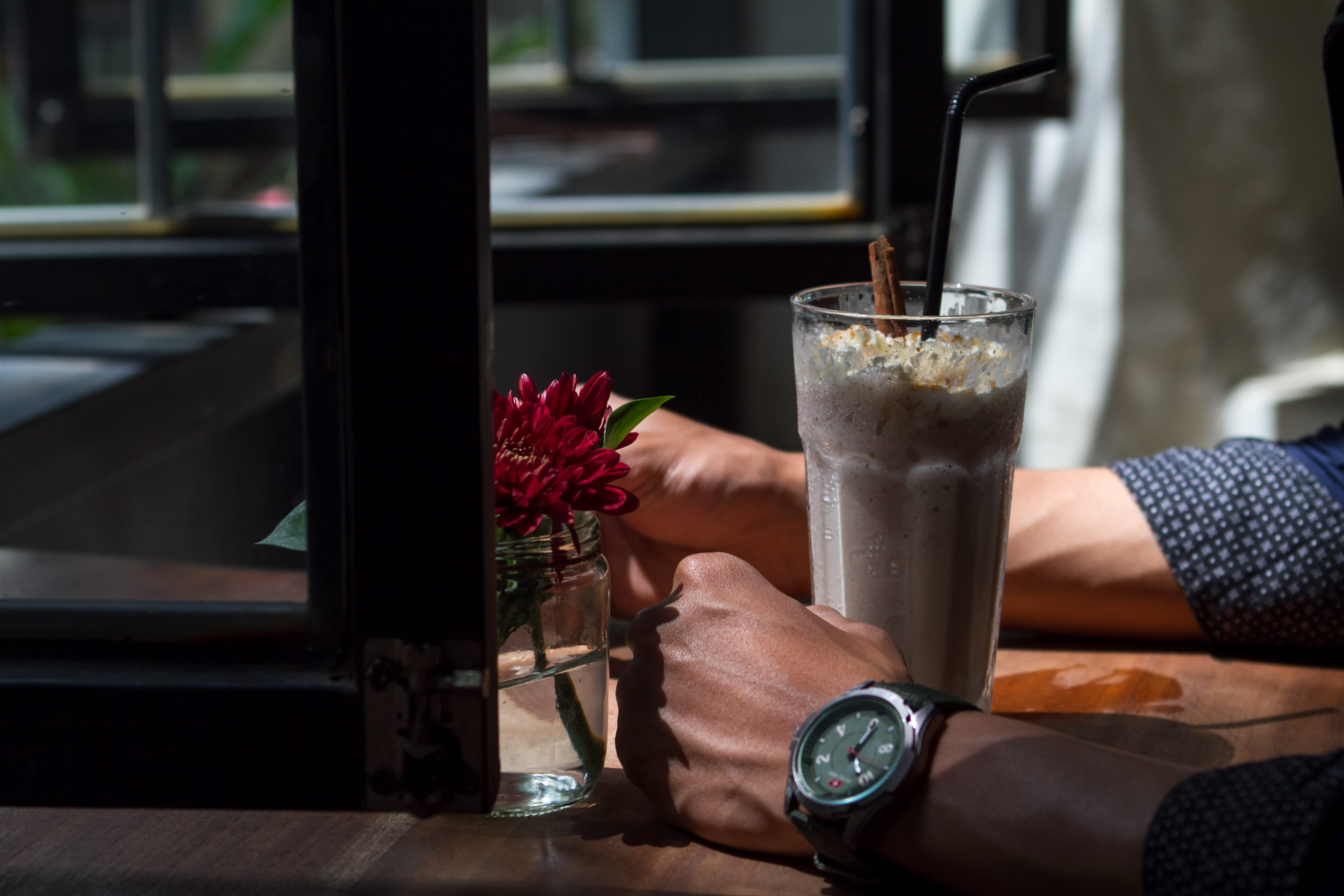 transparent, human body part, household equipment, indonesia, glass, rose, freshness, 4K, coffe shop, drink, human hand, holding, real people, cocktail, HD Wallpaper