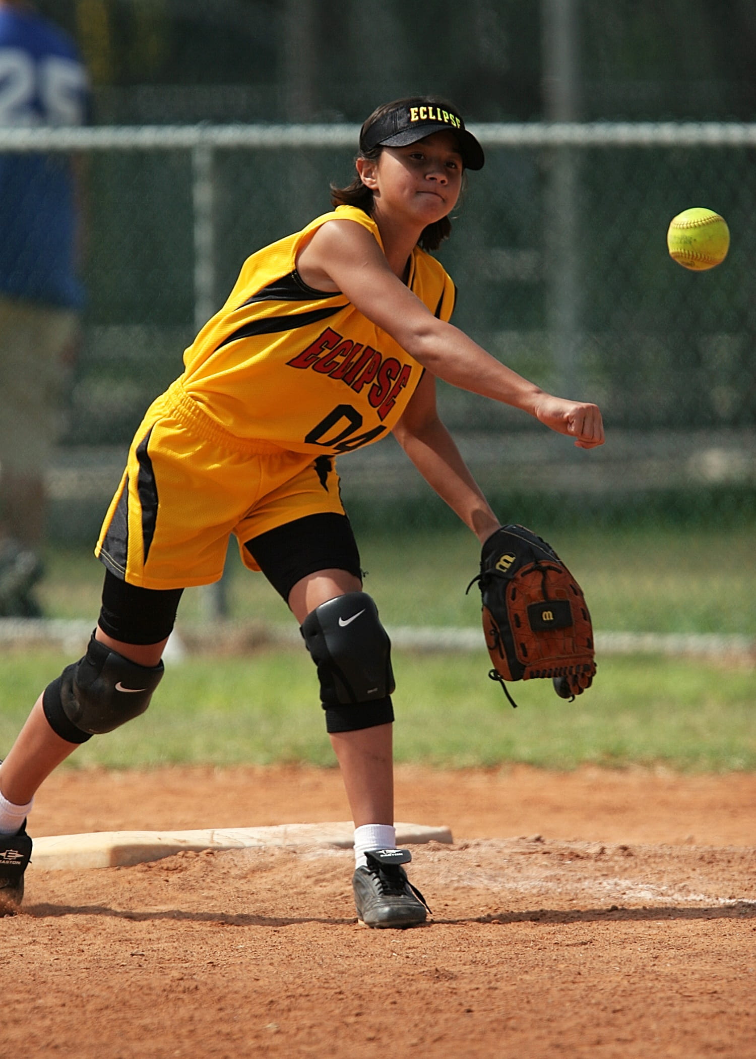 competitive Sport, game, sports clothing, land, focus on foreground, base, sport, infield, play, sports Team, playing, field, throw, full length, baseball - Sport, Phone HD Wallpaper