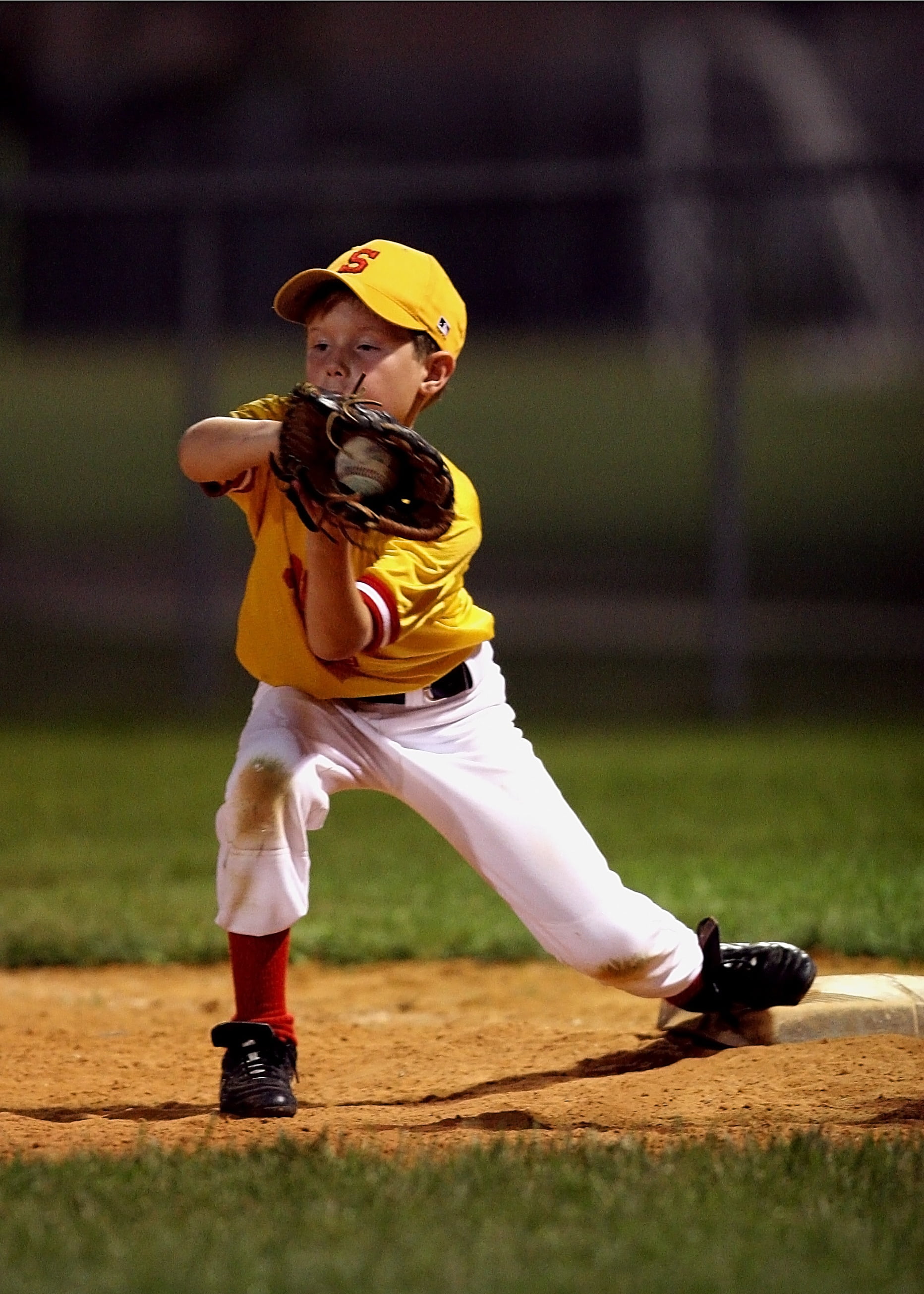 real people, catching, sports equipment, ball, american, kid, sports clothing, cap, catch, boys, baseball - sport, dirt, clothing, playing, play, athlete, Phone HD Wallpaper
