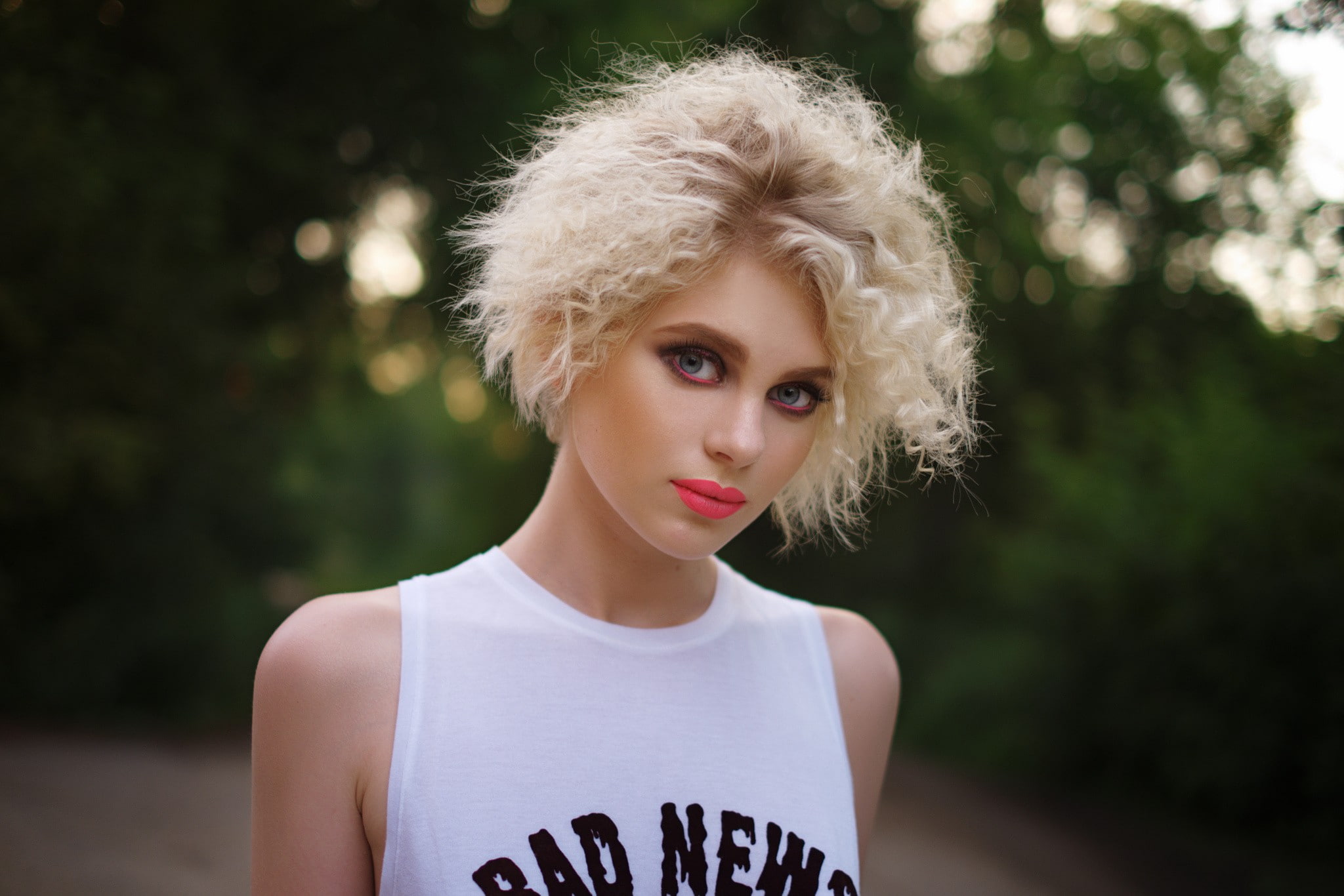 1080P, makeup, T-shirt, teenager, headshot, lifestyles, outdoors, hair, one person, real people, portrait, face, beauty, young women, looking at camera, HD Wallpaper