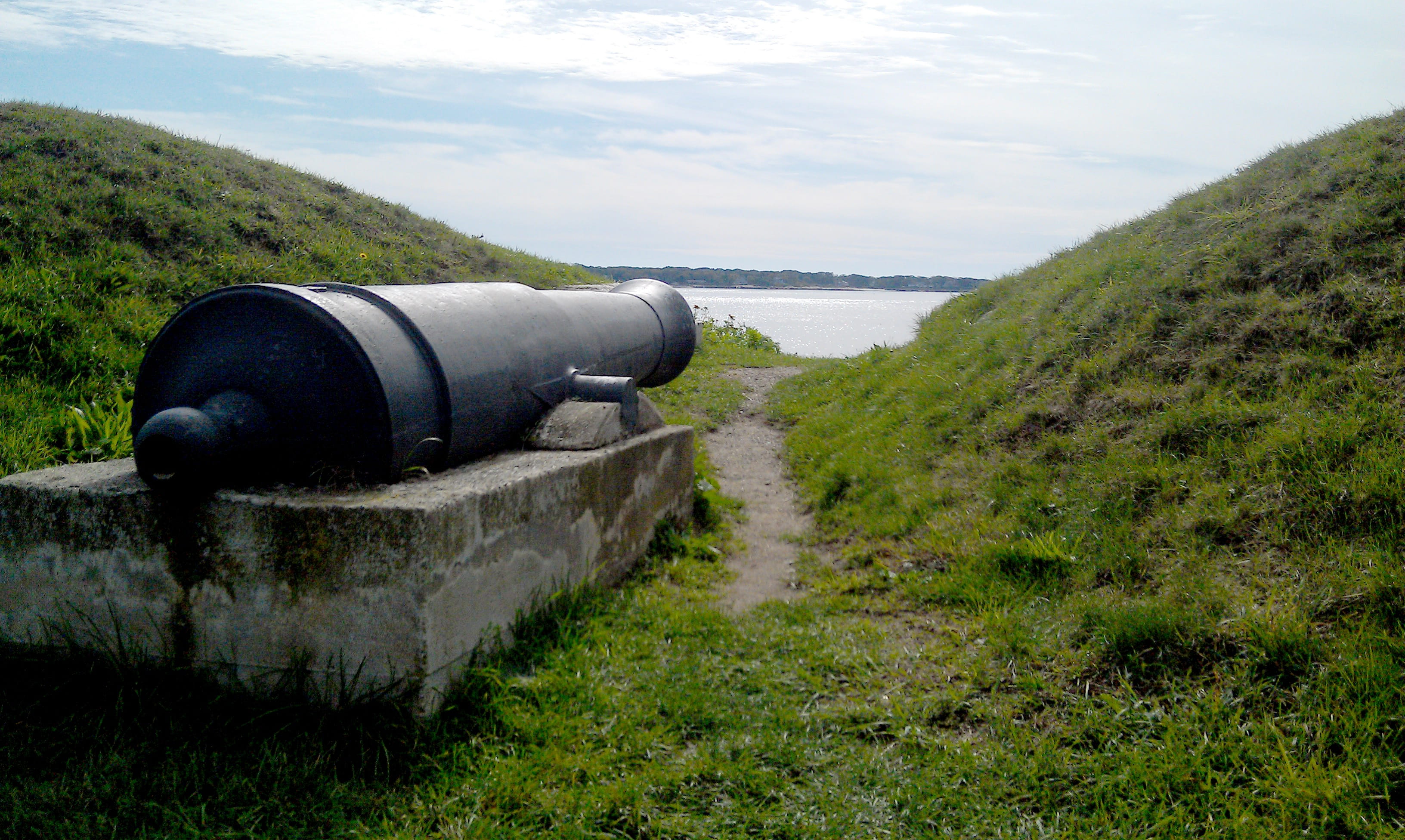 tranquil scene, travel, nature, army, battlefield, sea, non-urban scene, cannon, beauty in nature, landmark, defense, land, growth, water, historic, monument, HD Wallpaper