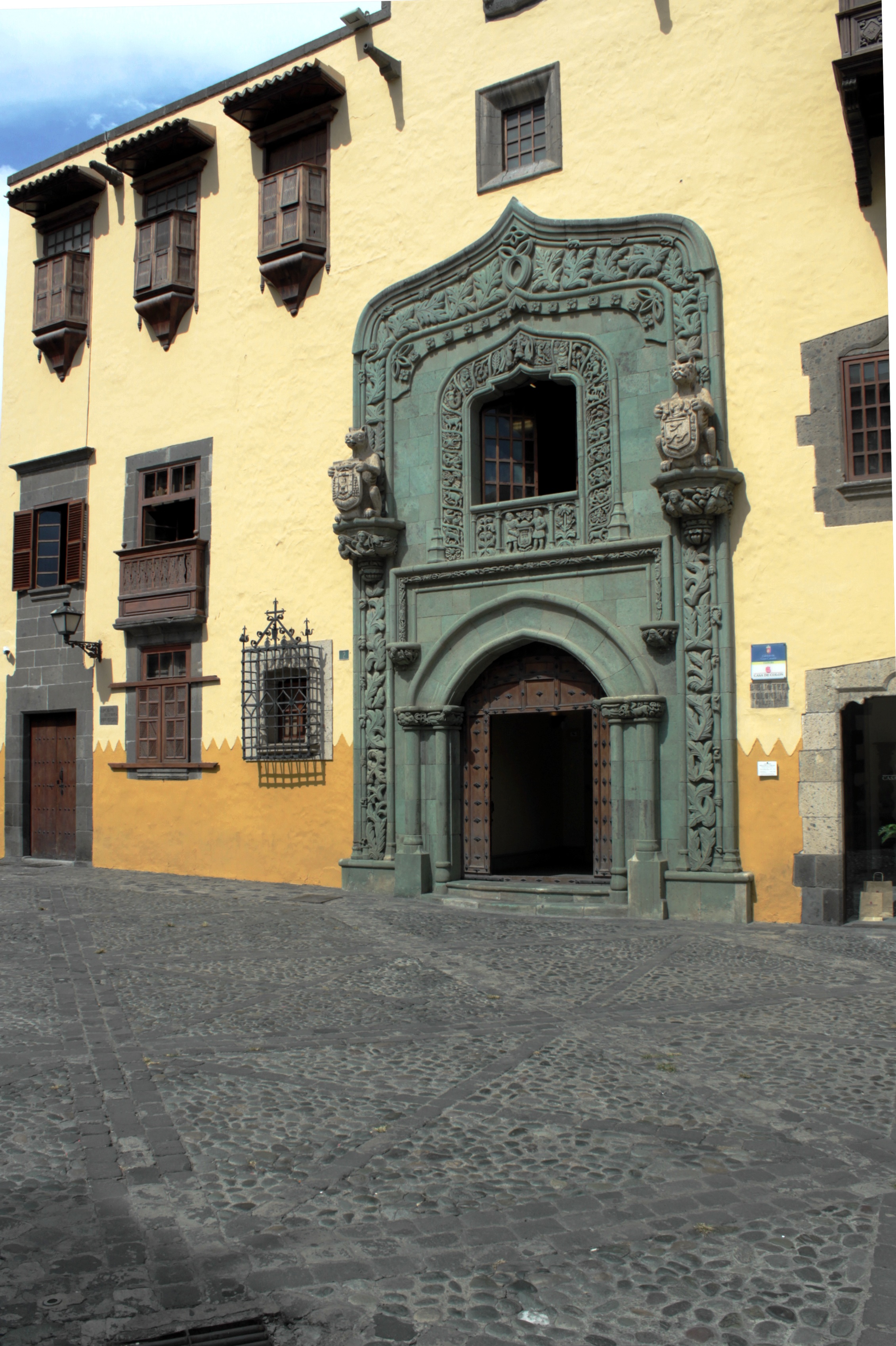 door, city, building, historically, facade, architectonic, christoph columbus, heritage, 2K, residential district, outdoors, street, cobblestone, house, Phone HD Wallpaper