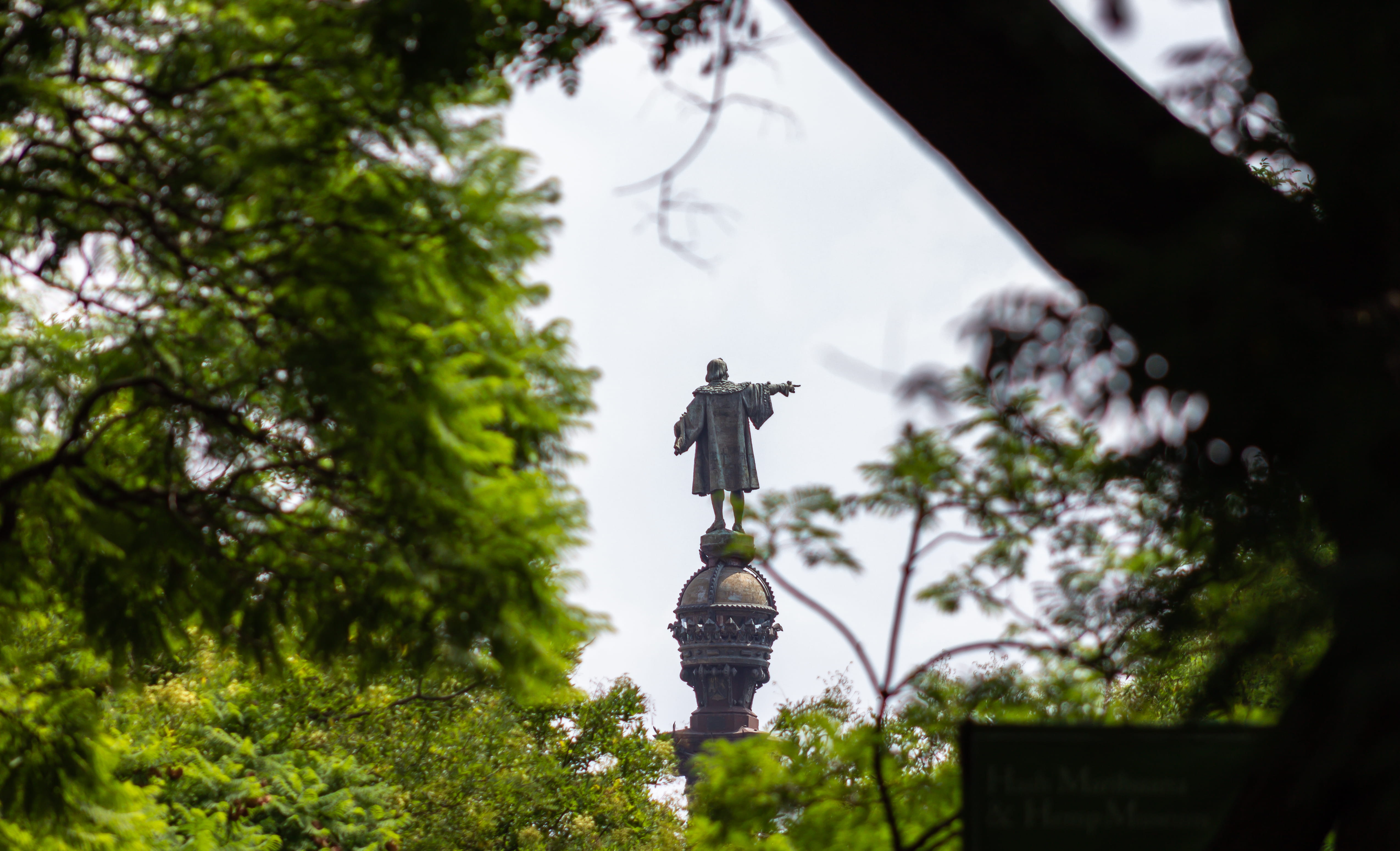male likeness, religion, built structure, barcelona, plant, sky, outdoors, spain, no people, sculpture, colombus monument, architecture, tree, 4K, art and craft, HD Wallpaper