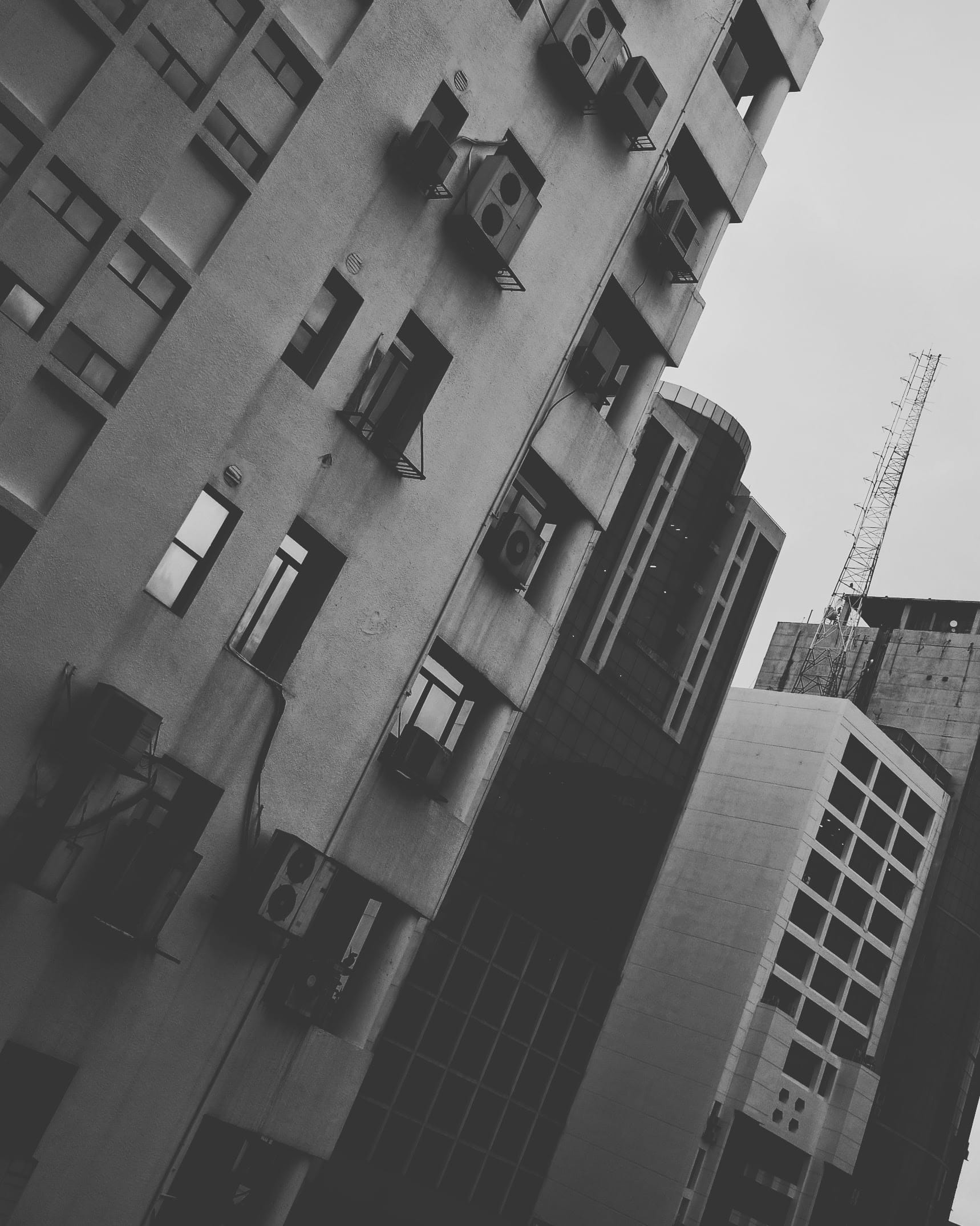 tall - high, development, nature, residential district, bangladesh, sky, architecture, 1080P, city life, outdoors, building, tilt, building exterior, black and white, Phone HD Wallpaper