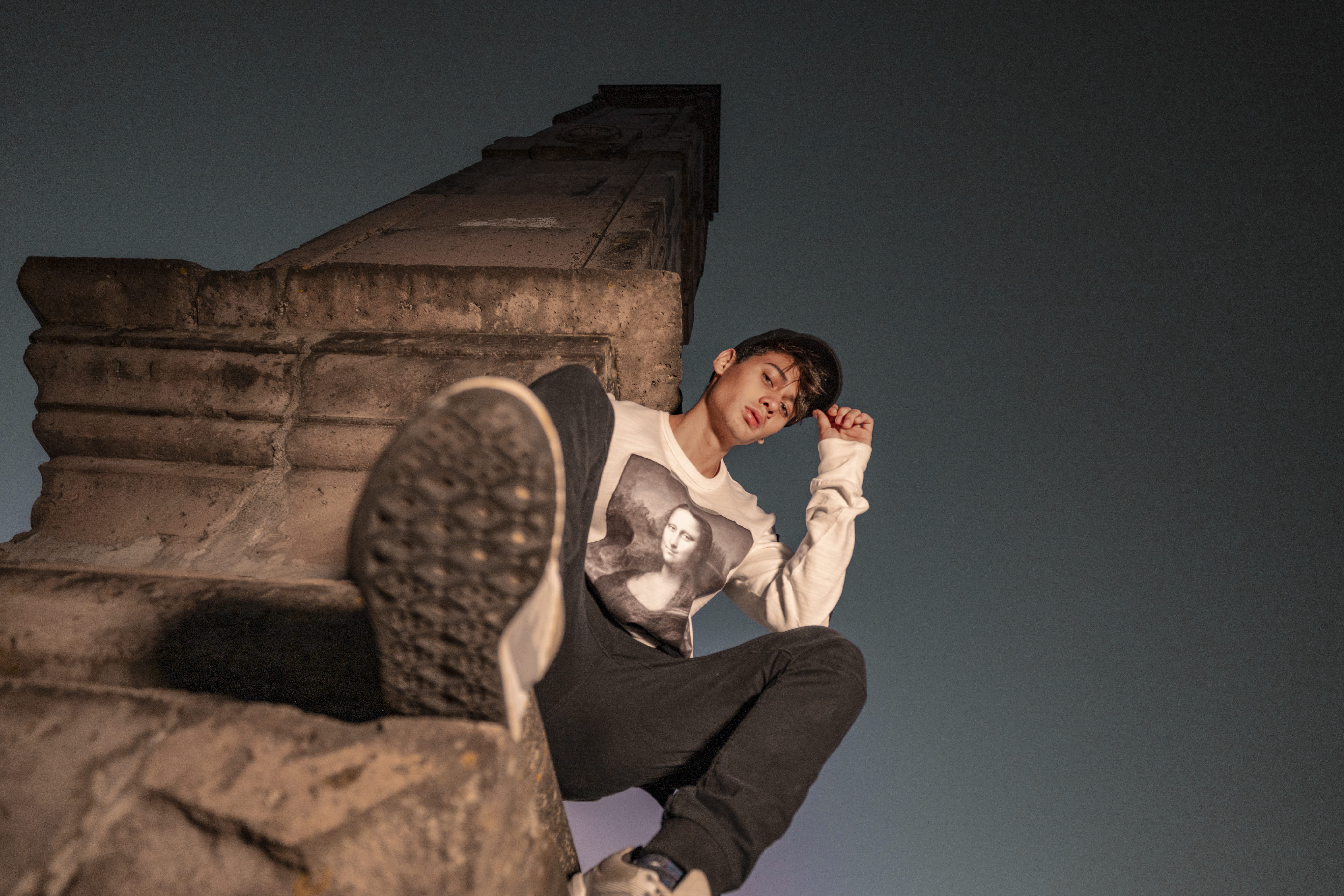 two people, lifestyles, architecture, brown, sitting, davinci, leisure activity, fashion, young men, concrete, person, morelium, the past, guy, man, three quarter length, HD Wallpaper