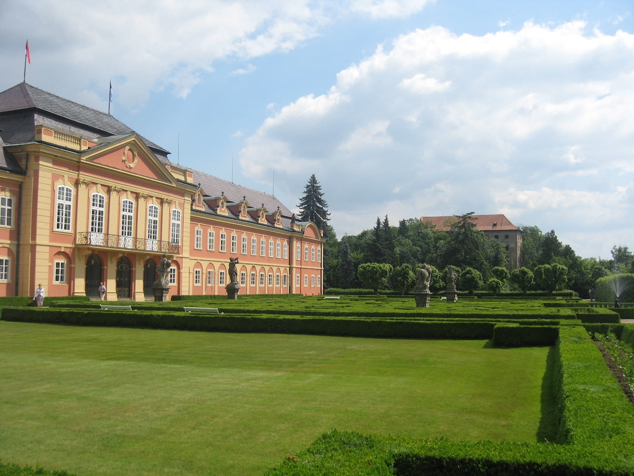 lawn, historical, hedges, day, grounds, Czech Republic, spring, travel destinations, cloud - sky, statues, building exterior, history, outdoors, clouds, HD Wallpaper