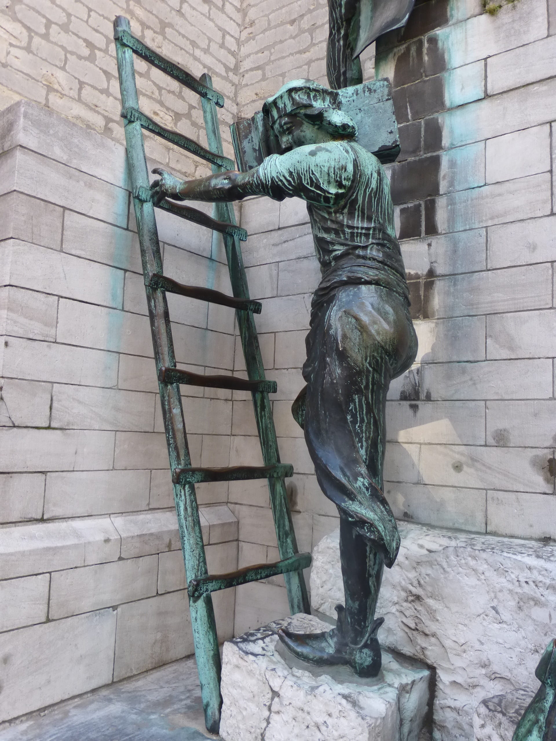 brick wall, one man only, representation, gothic, 2K, day, brick, statue, church, wall - building feature, full length, workers, only men, human representation, Phone HD Wallpaper