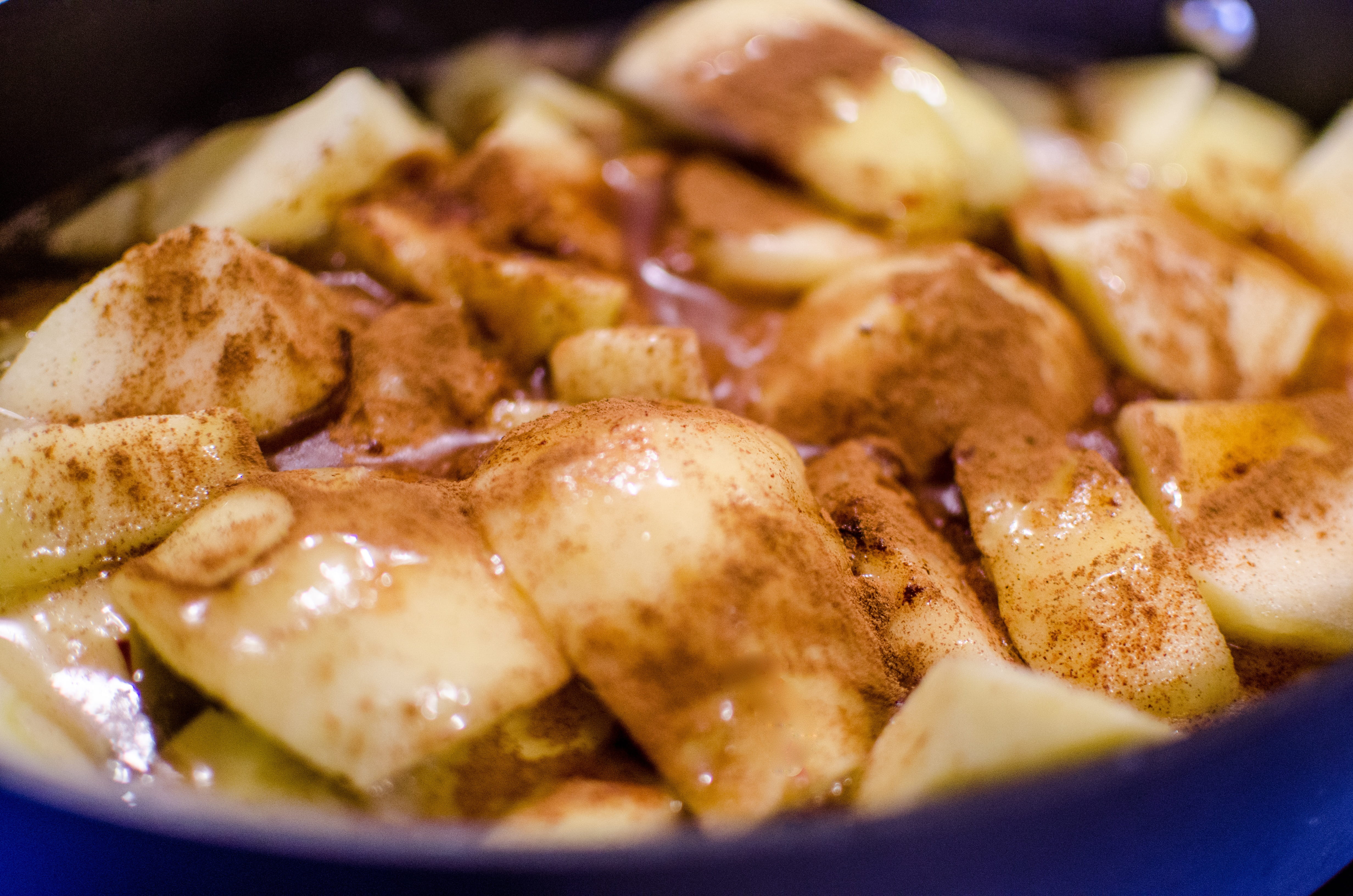 snack, fall, crockery, cinnamon, homemade, fried, warm, cooking, cook, thanksgiving, indulgence, indoors, sweet, pie, golden, cooked apples, Dessert, wellbeing, HD Wallpaper