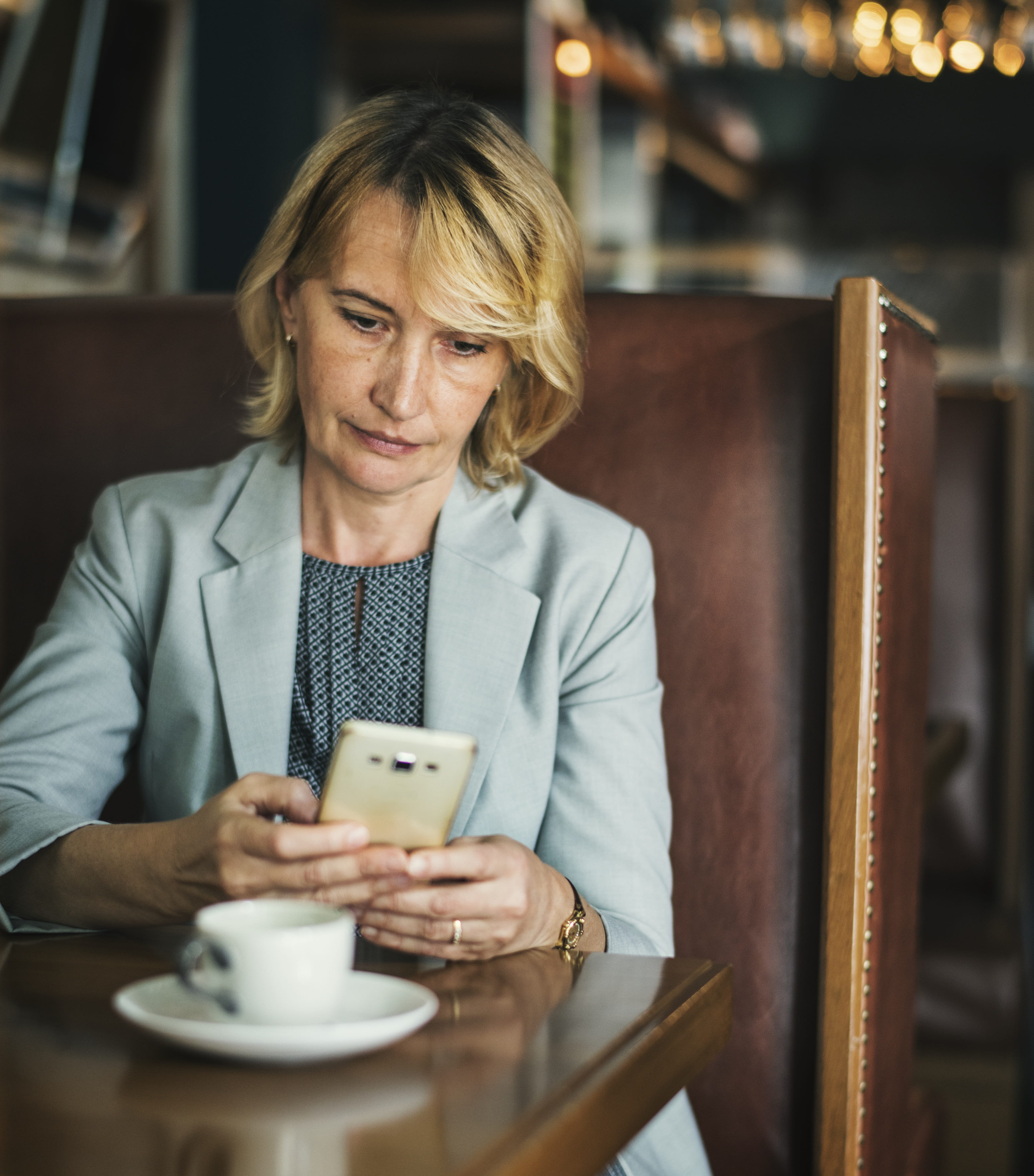 contemplation, american, wireless technology, manager, lifestyles, businesswoman, ceo, casually, communication, digital, mature adult, digital device, boss, Phone HD Wallpaper