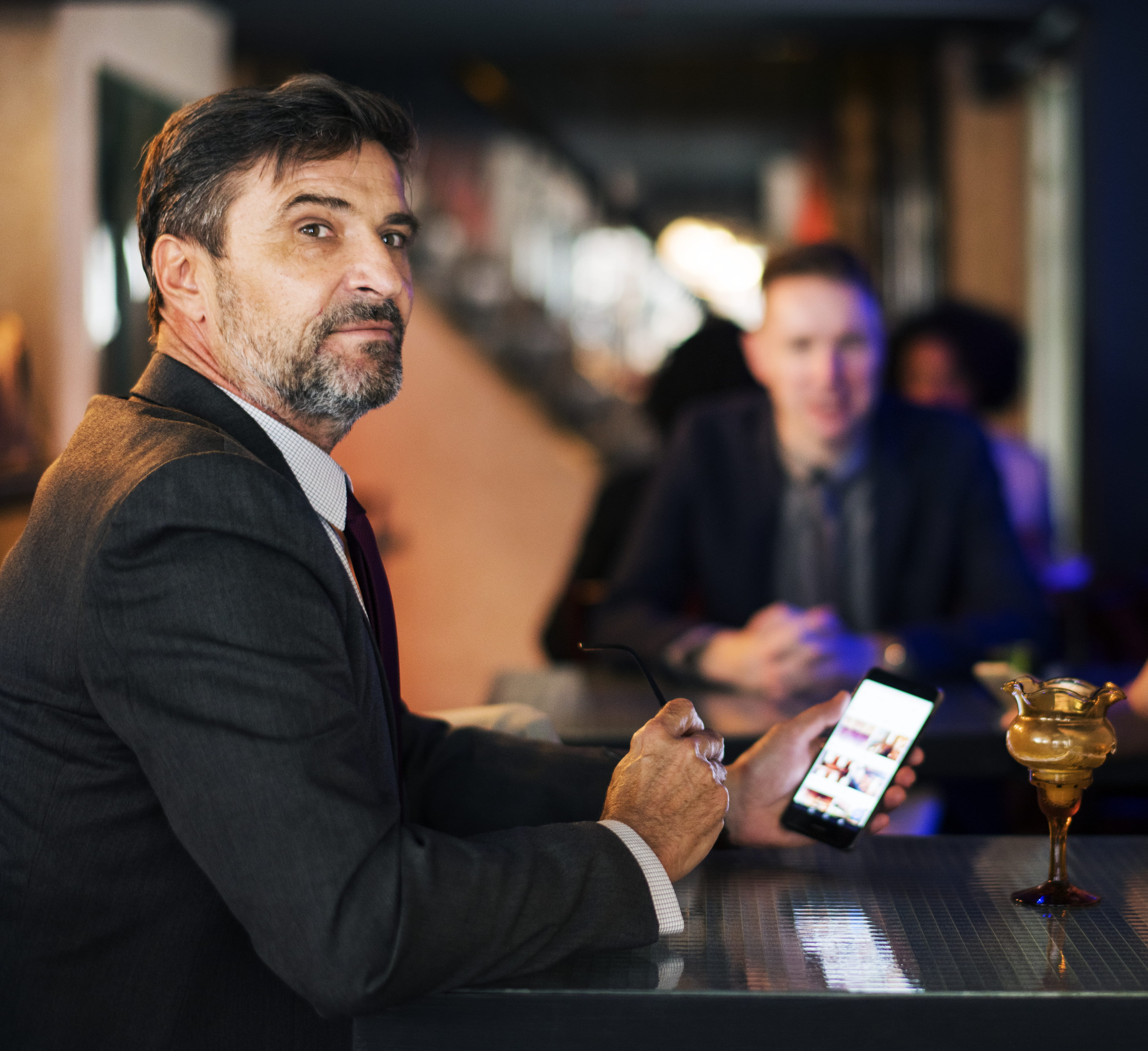 coffee shop, business, pa, businesswoman, friday, bearded, boss, focus on foreground, online, men, sitting, ceo, feed, corporate, facial hair, bar counter, HD Wallpaper