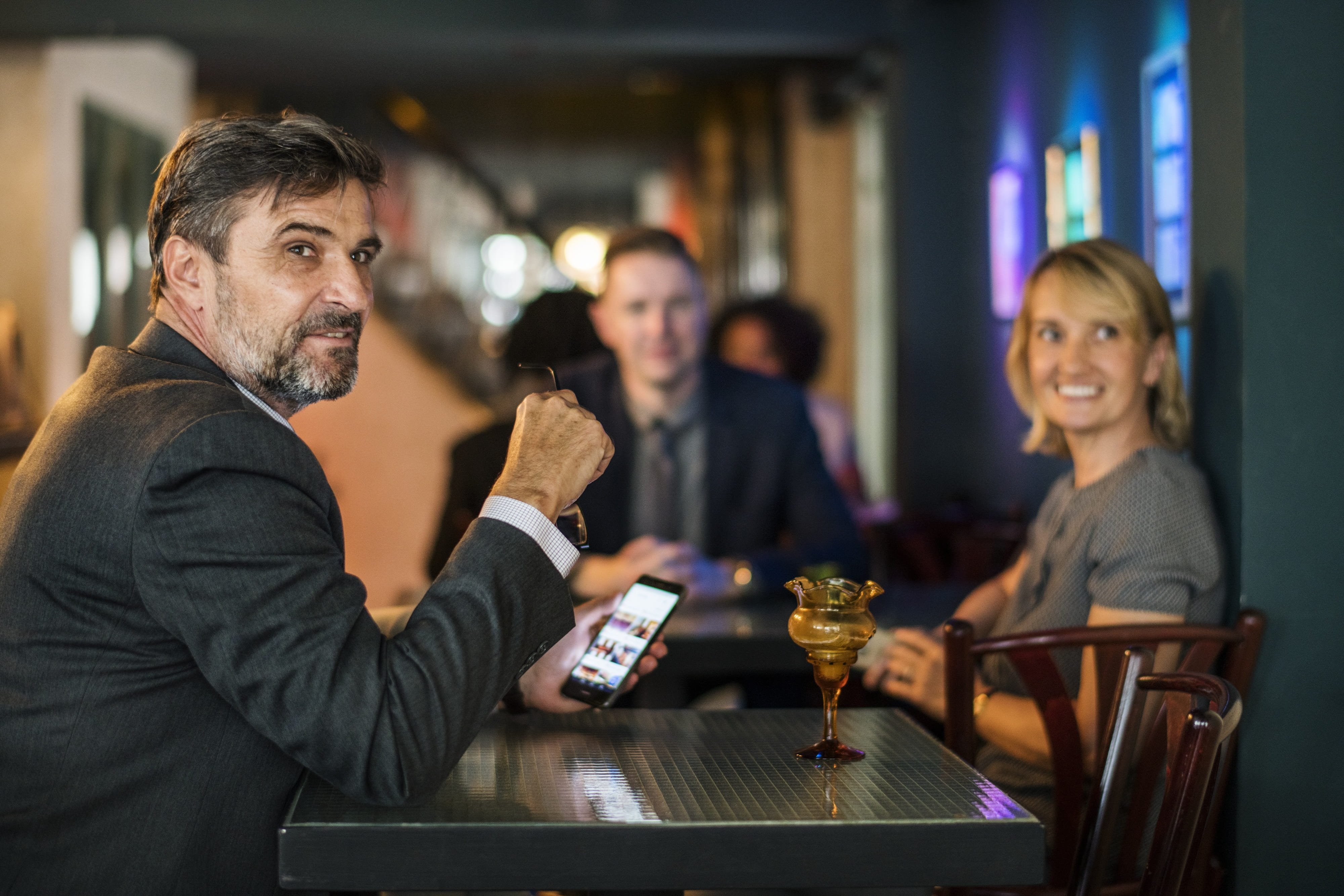 colleagues, hanging out, adult, businessman, bar - drink establishment, 4K, food and drink, bar, women, beard, ceo, cocktail, group of people, drink, smiling, HD Wallpaper