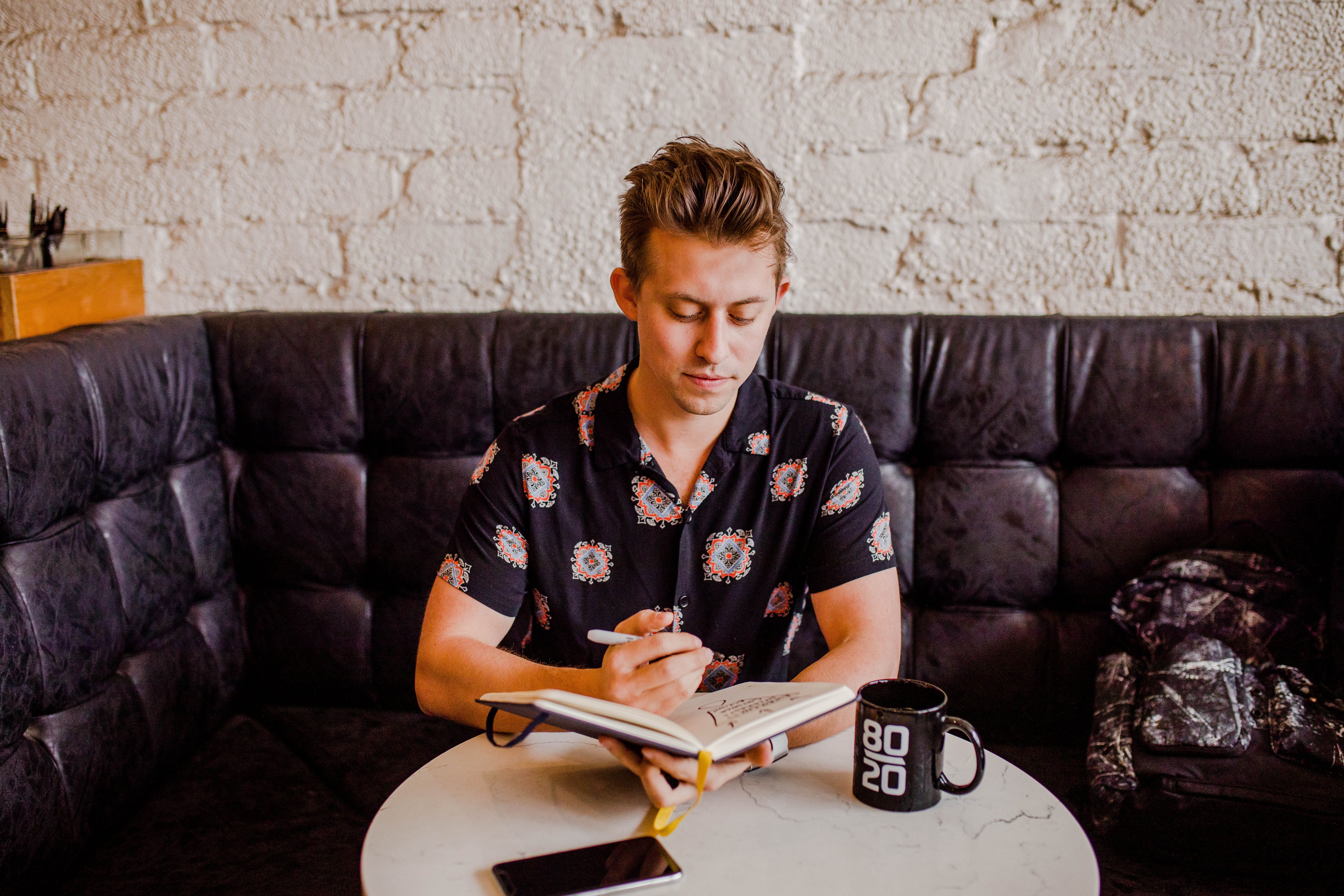note pad, learning, living room, human, looking, front view, domestic room, blog, hairstyle, holding, desk, author, young adult, brick, investor, sofa, HD Wallpaper