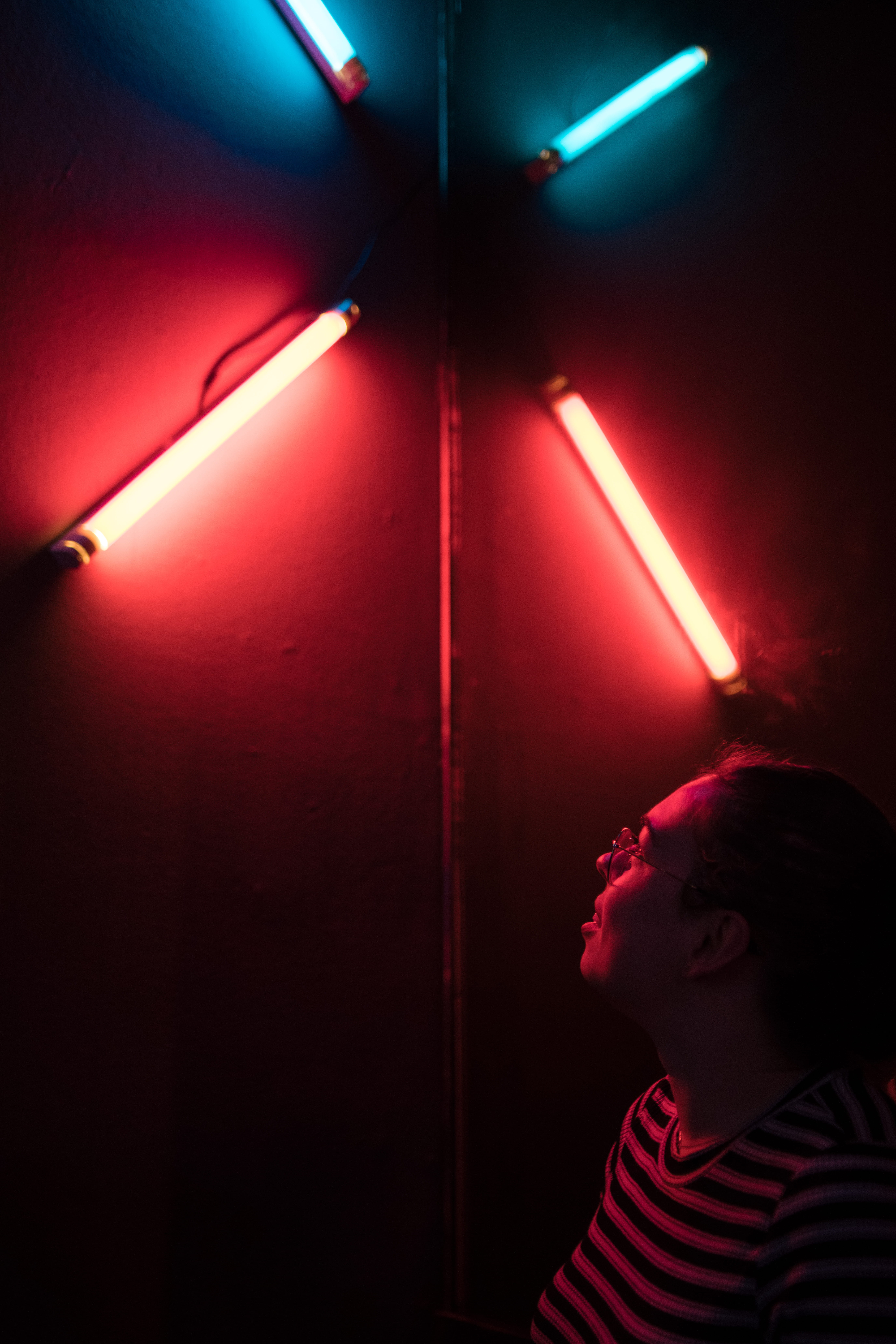 man, blue and red, lifestyles, light - natural phenomenon, fashion, young men, profile view, red light, laser, looking, casual, outfit, music, blue, photoshoot, Phone HD Wallpaper