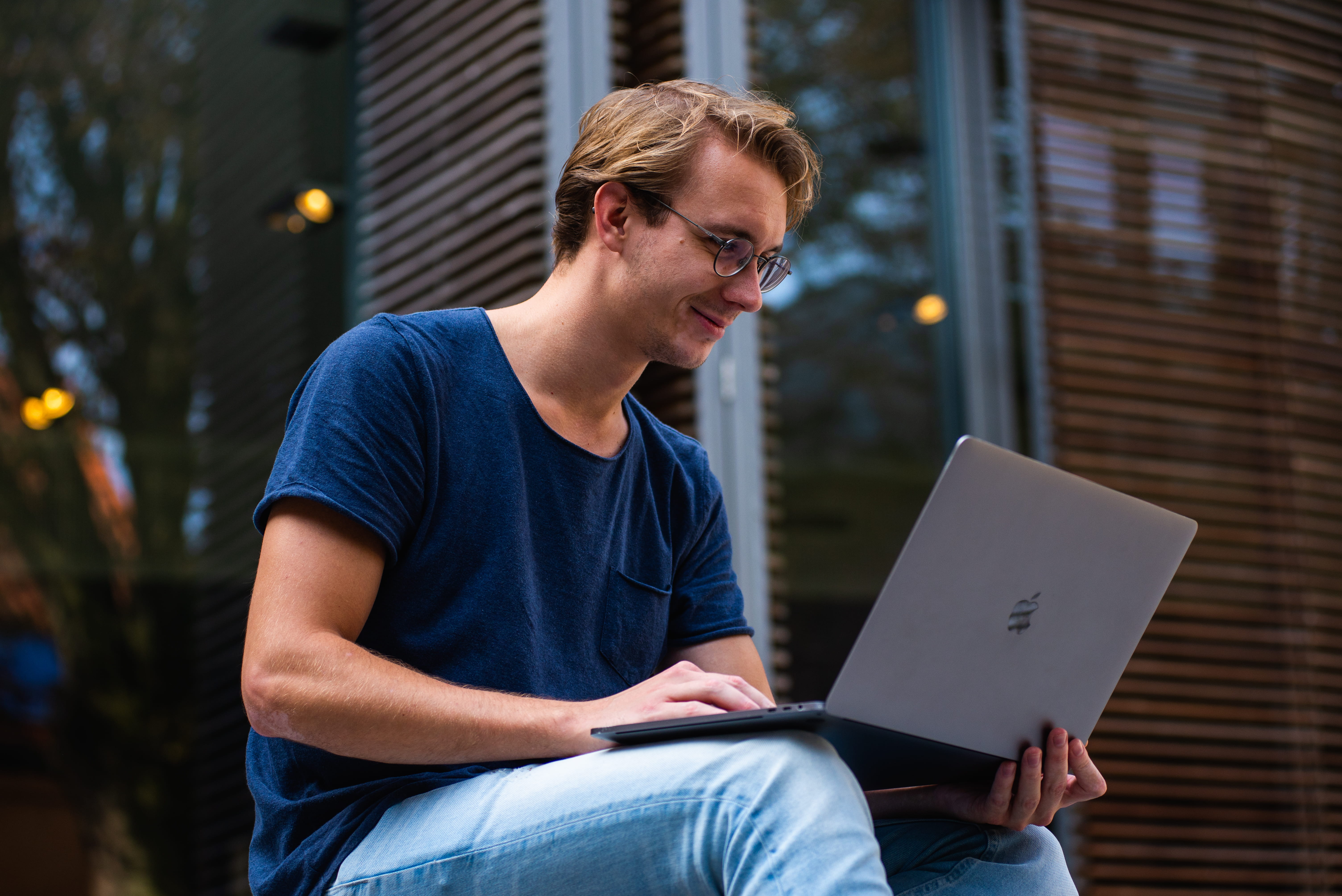 selective, laptop, outdoors, communication, computer, young adult, real people, concentration, macbook pro, 5K, casual clothing, adult, architecture, focus, HD Wallpaper