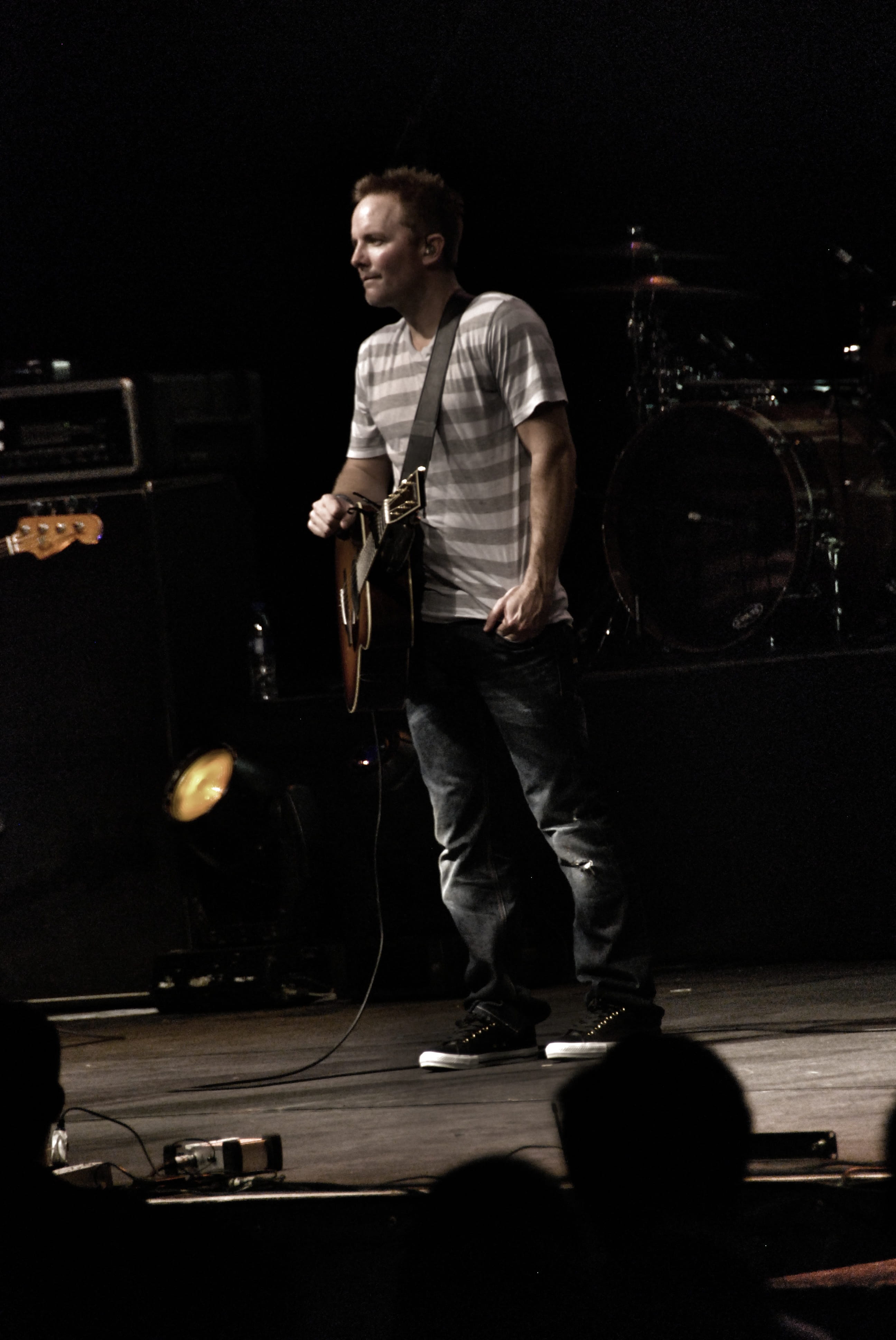 passion, casual clothing, worship, musician, manila, nightlife, musical instrument, young adult, microphone, festival, 4K, chris tomlin, music, stage, Phone HD Wallpaper
