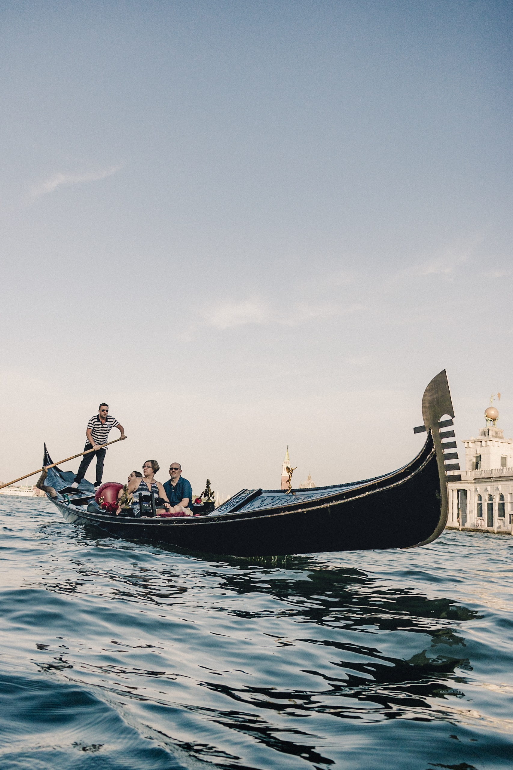 black, real people, nature, 2K, men, tourist, row boat, travel, summer, day, women, boat, water, people, body, transportation, group, group of people, Phone HD Wallpaper