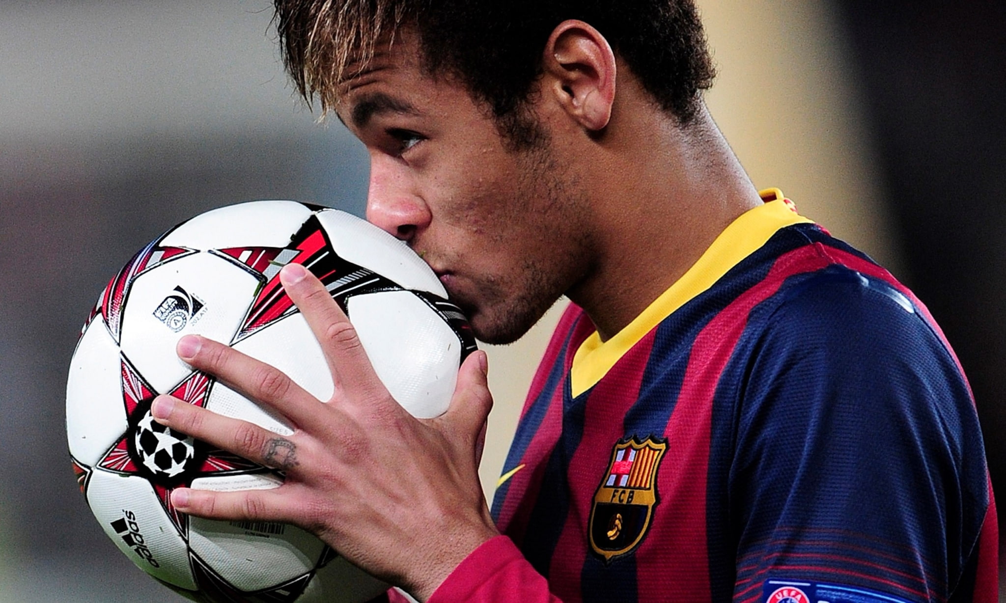 casual clothing, indoors, sport, headshot, arts culture and entertainment, hairstyle, real people, men, side view, team sport, soccer, contemplation, 1080P, HD Wallpaper