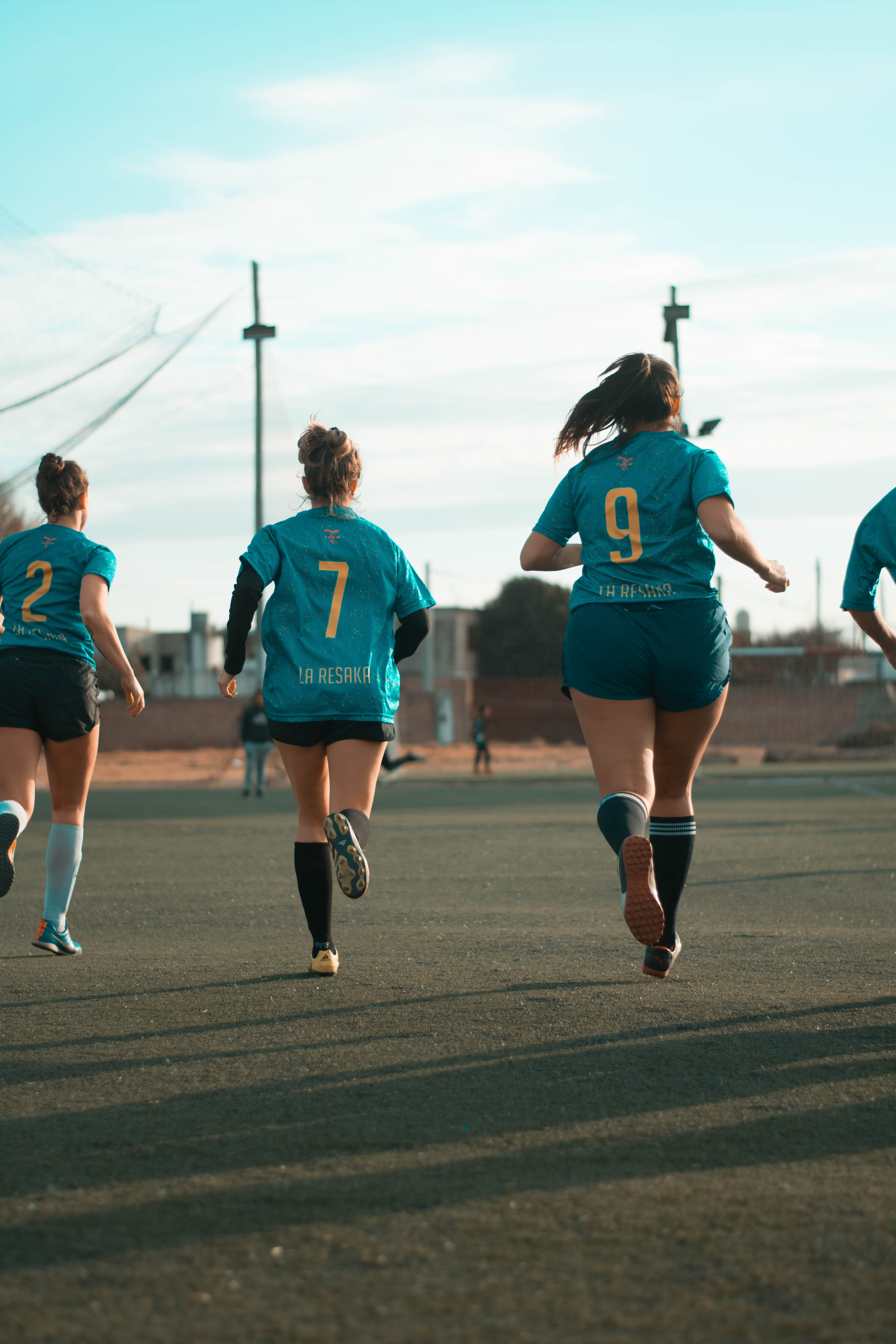 vitality, competition, running, sport, real people, leisure activity, three, track and field, incidental people, jersey, football players, sports clothing, Phone HD Wallpaper