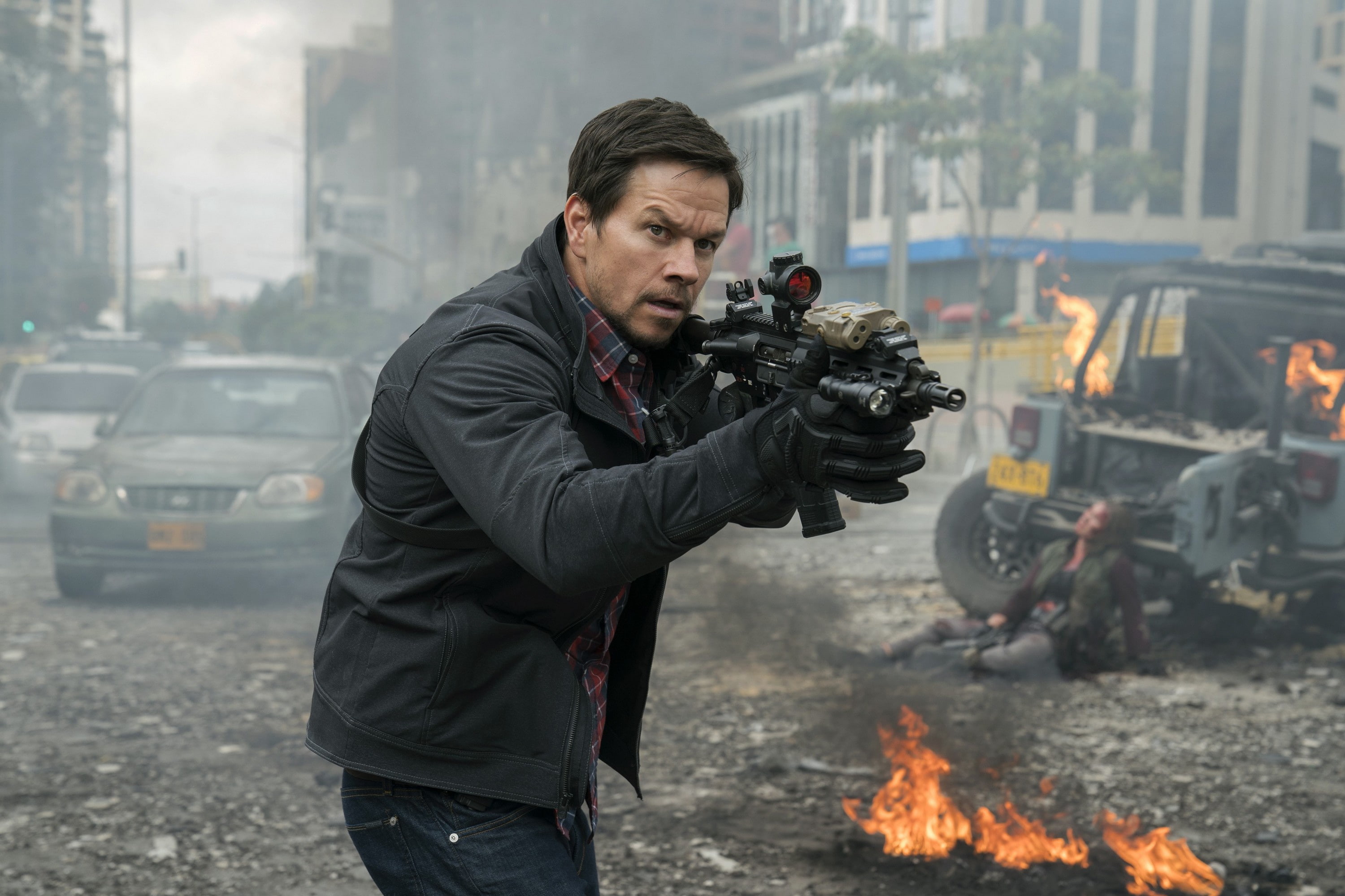 Mile 22, pose, weapon, Mark Wahlberg, 22 miles, James Silva, weapons, 2K, street, look, HD Wallpaper