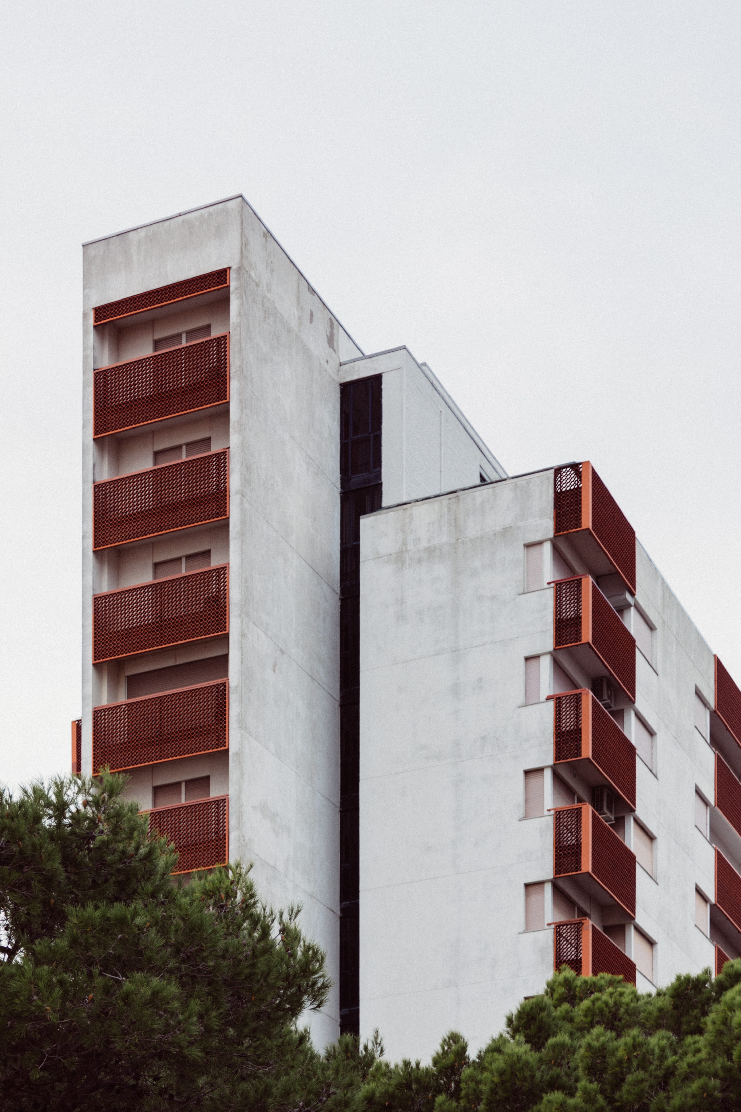 plant, architecture, dor, sky, built structure, red, outdoors, balcony, wall, building exterior, window, building, day, modern, bright, growth, pastel, Phone HD Wallpaper