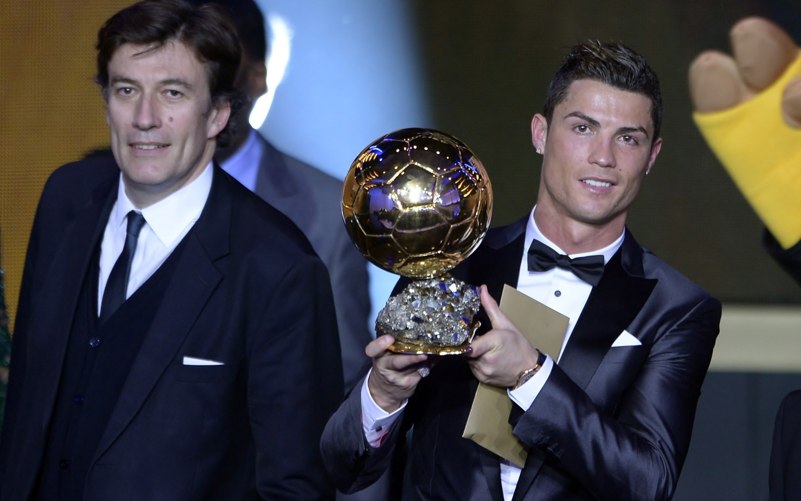 portrait, looking at camera, 2K, holding, formalwear, business, adult, ballon dor 2014, smiling, suit, celebration, happiness, men, luxury, young men, HD Wallpaper