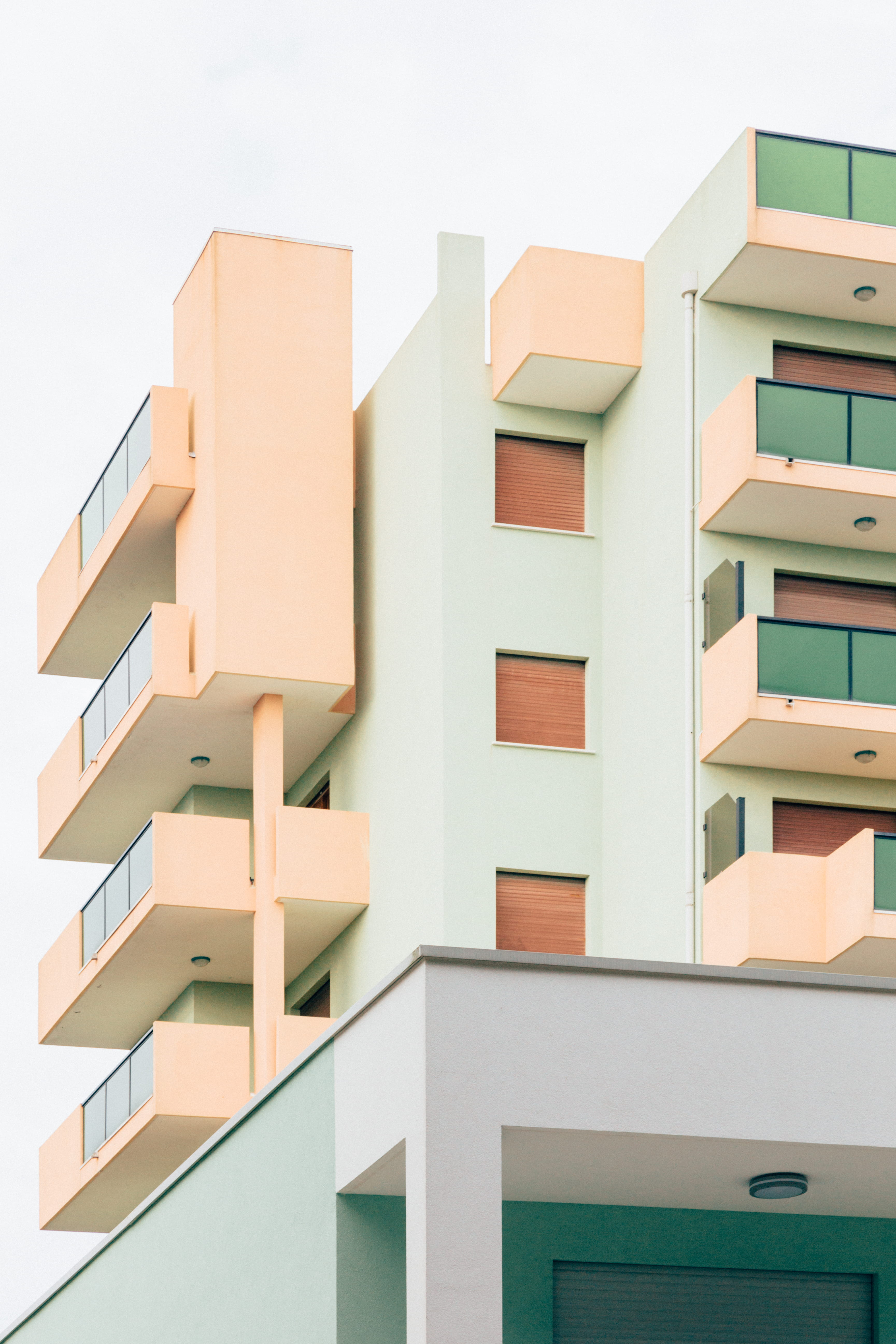 modern design, low angle view, wall, photography, geometric shape, urban, design, residential district, concrete, 5K, clean, day, pastel, building exterior, Phone HD Wallpaper