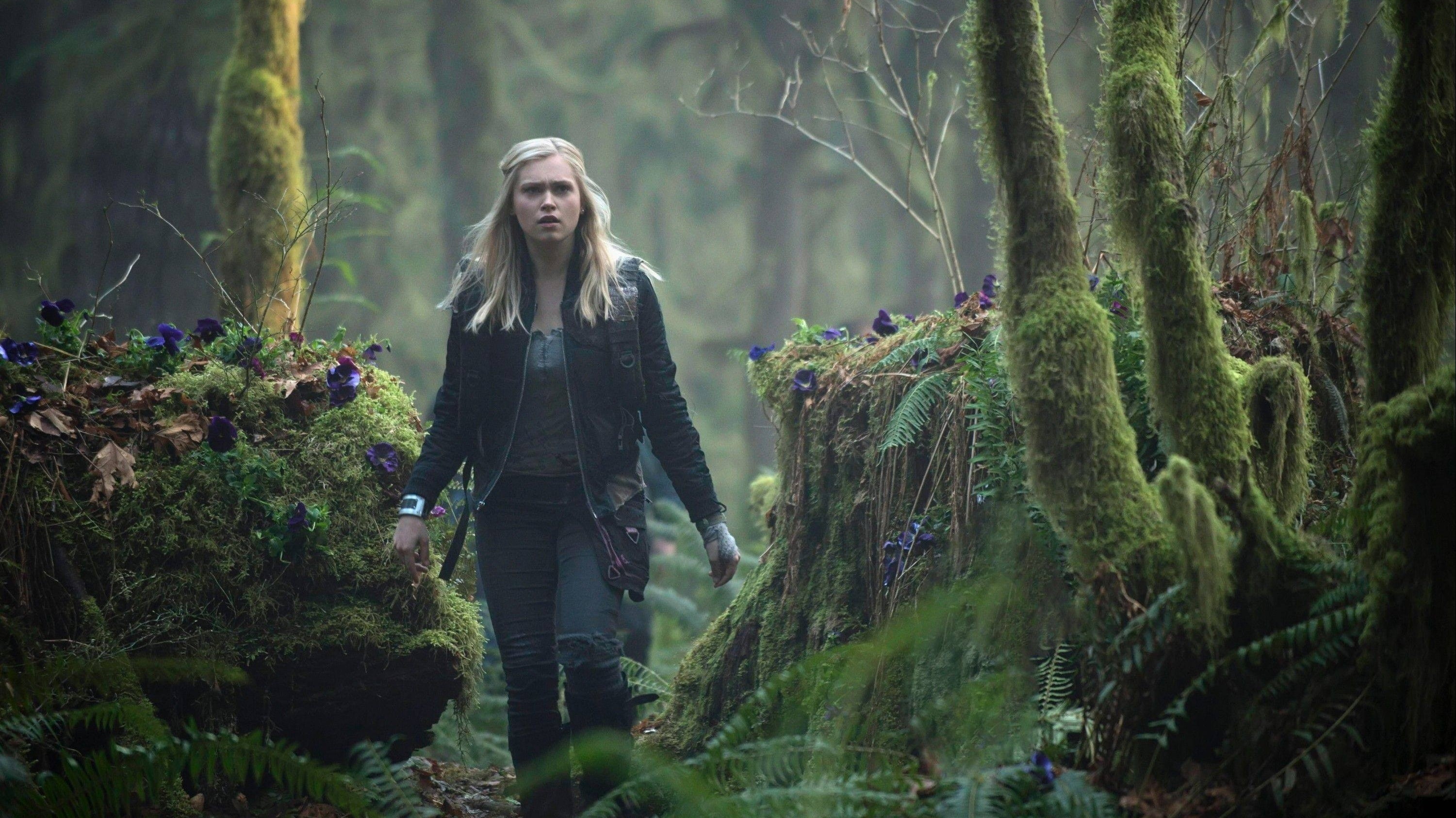 clarke, 2K, the-100, walking, forest, eliza-taylor, series, HD Wallpaper