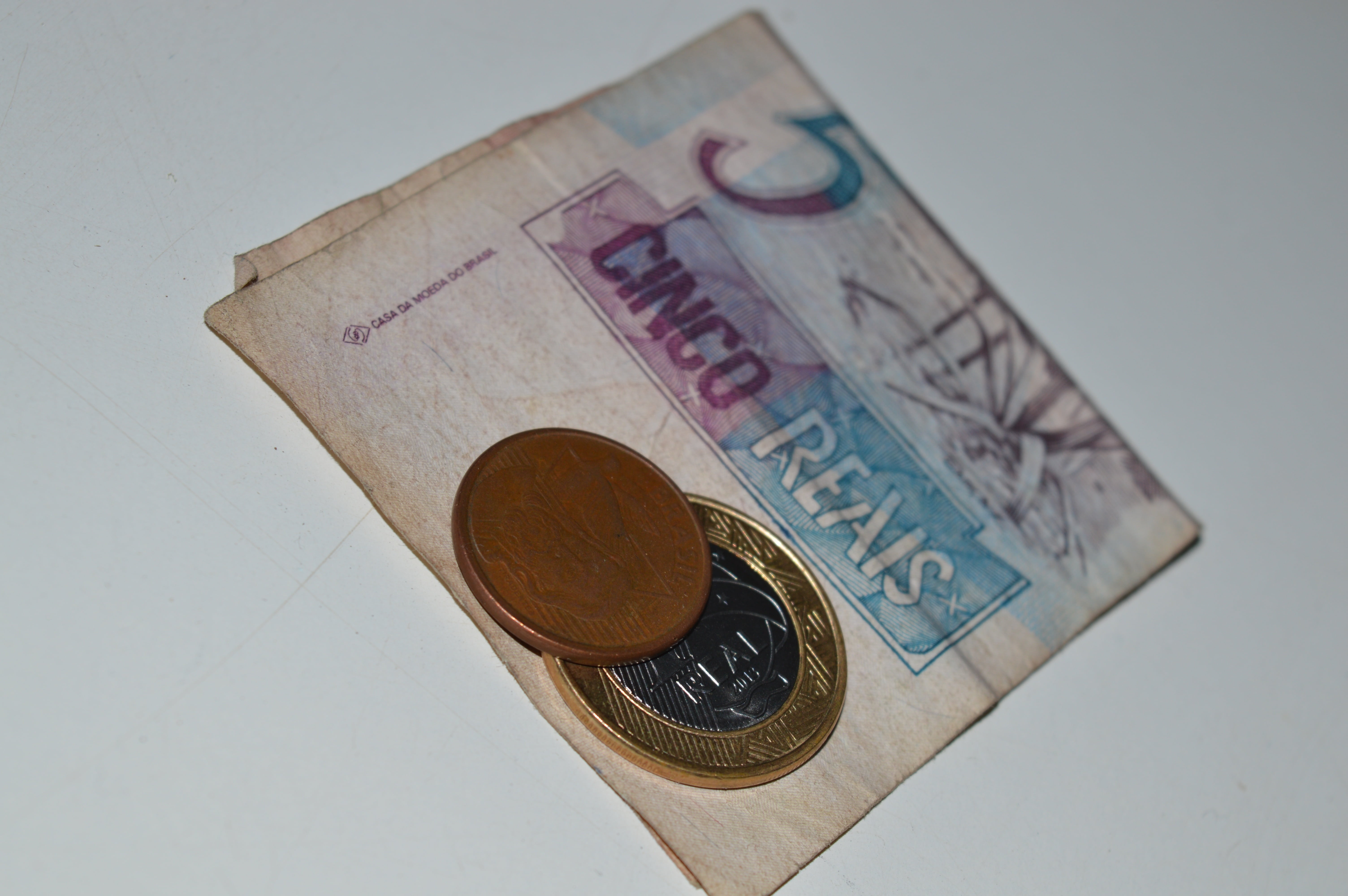 white background, no people, note, close-up, brazilian currency, business finance and industry, budget, savings, financial item, still life, studio shot, HD Wallpaper