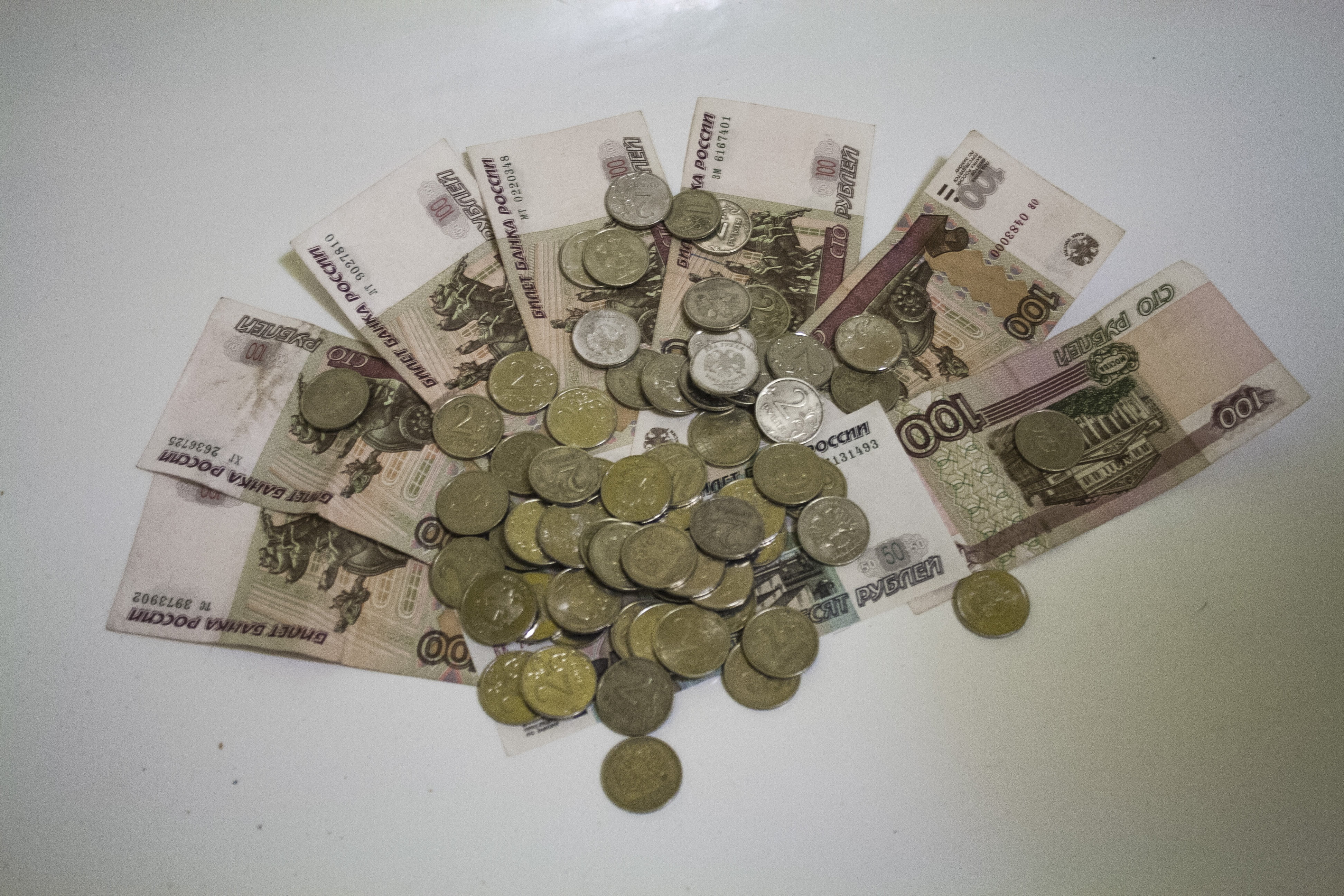 handful, still life, table, business, money, financial item, business finance and industry, indoors, making money, currency, depression - sadness, economy, HD Wallpaper